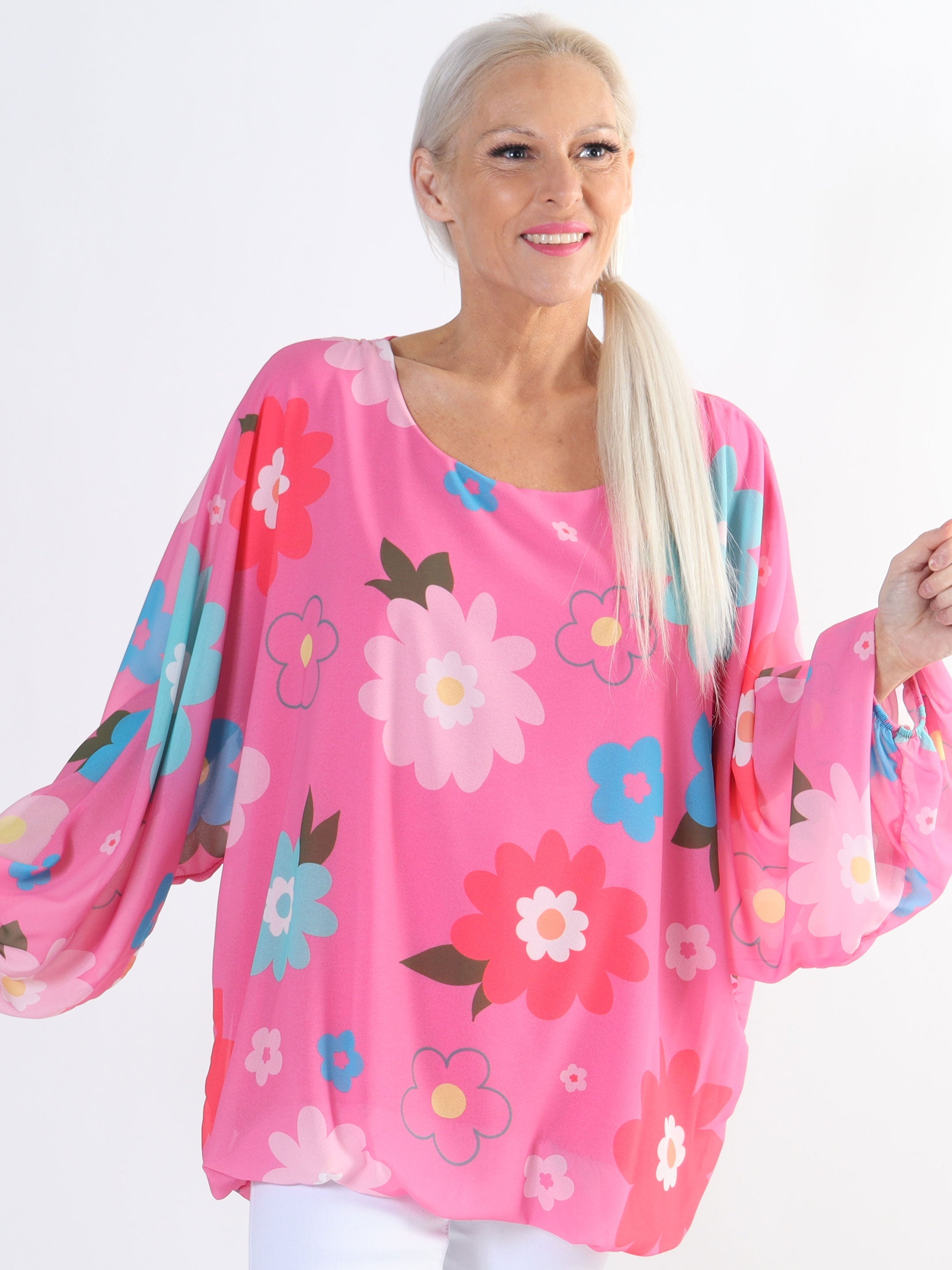 Destiny Flower - Chiffongblus med blommönster i plus size-modell