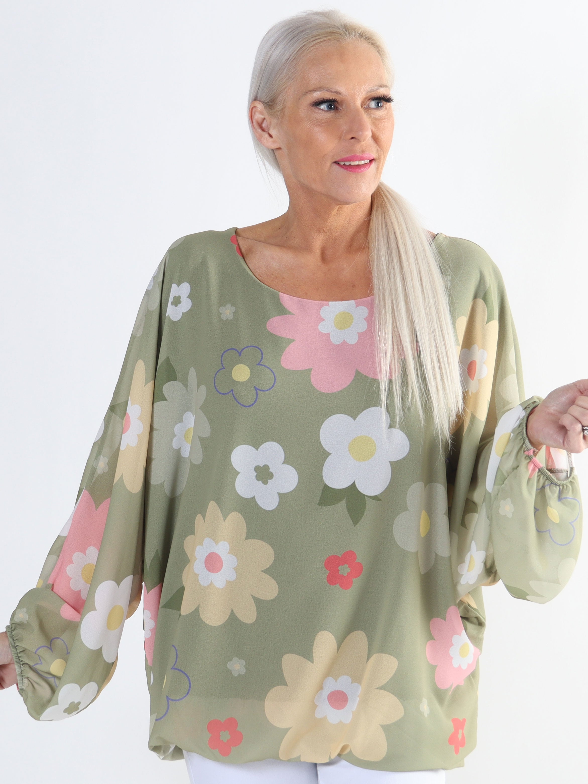 Destiny Flower - Chiffongblus med blommönster i plus size-modell