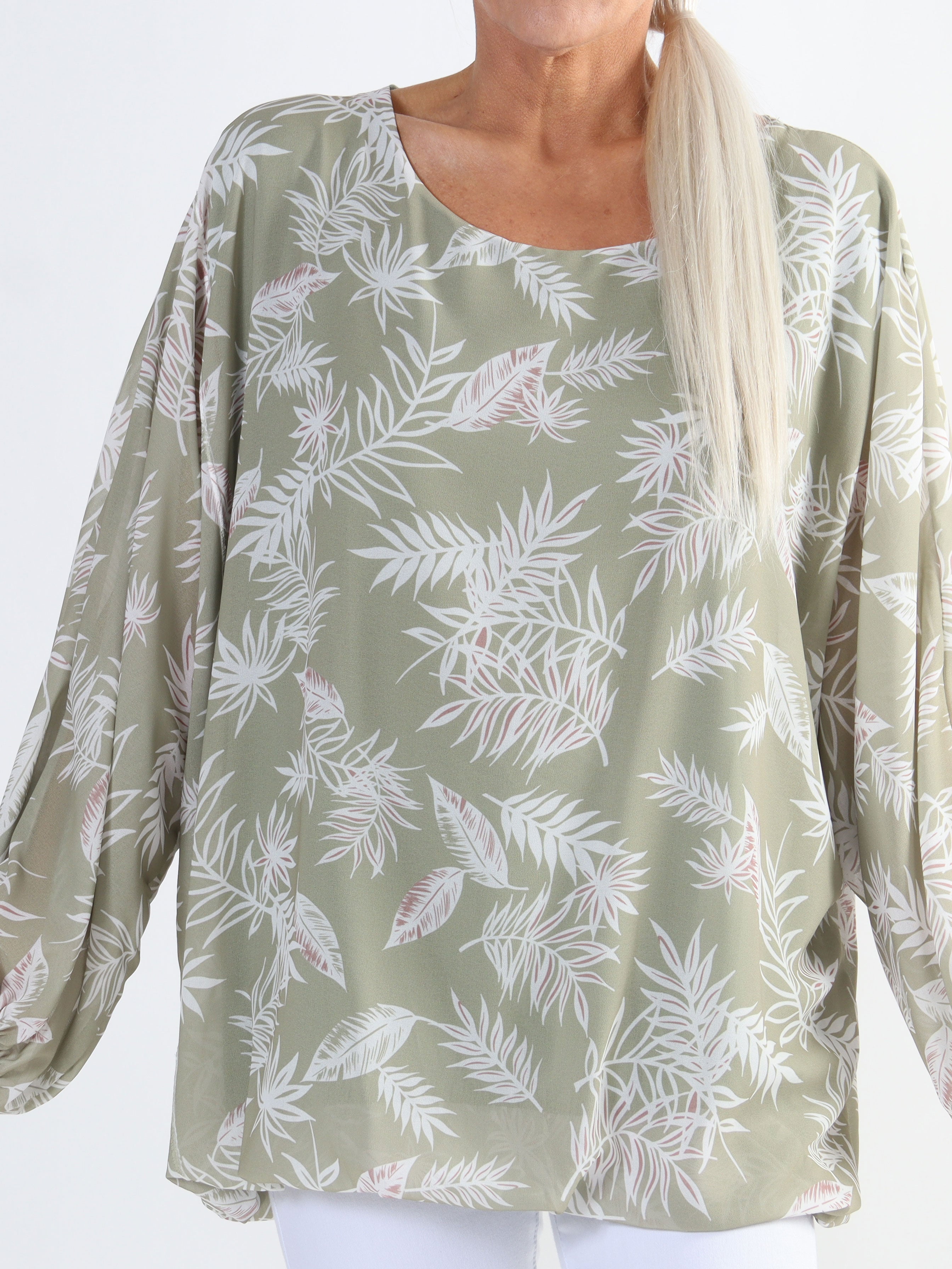 Destiny Leaf - Plus size chiffongblus med lövmönster