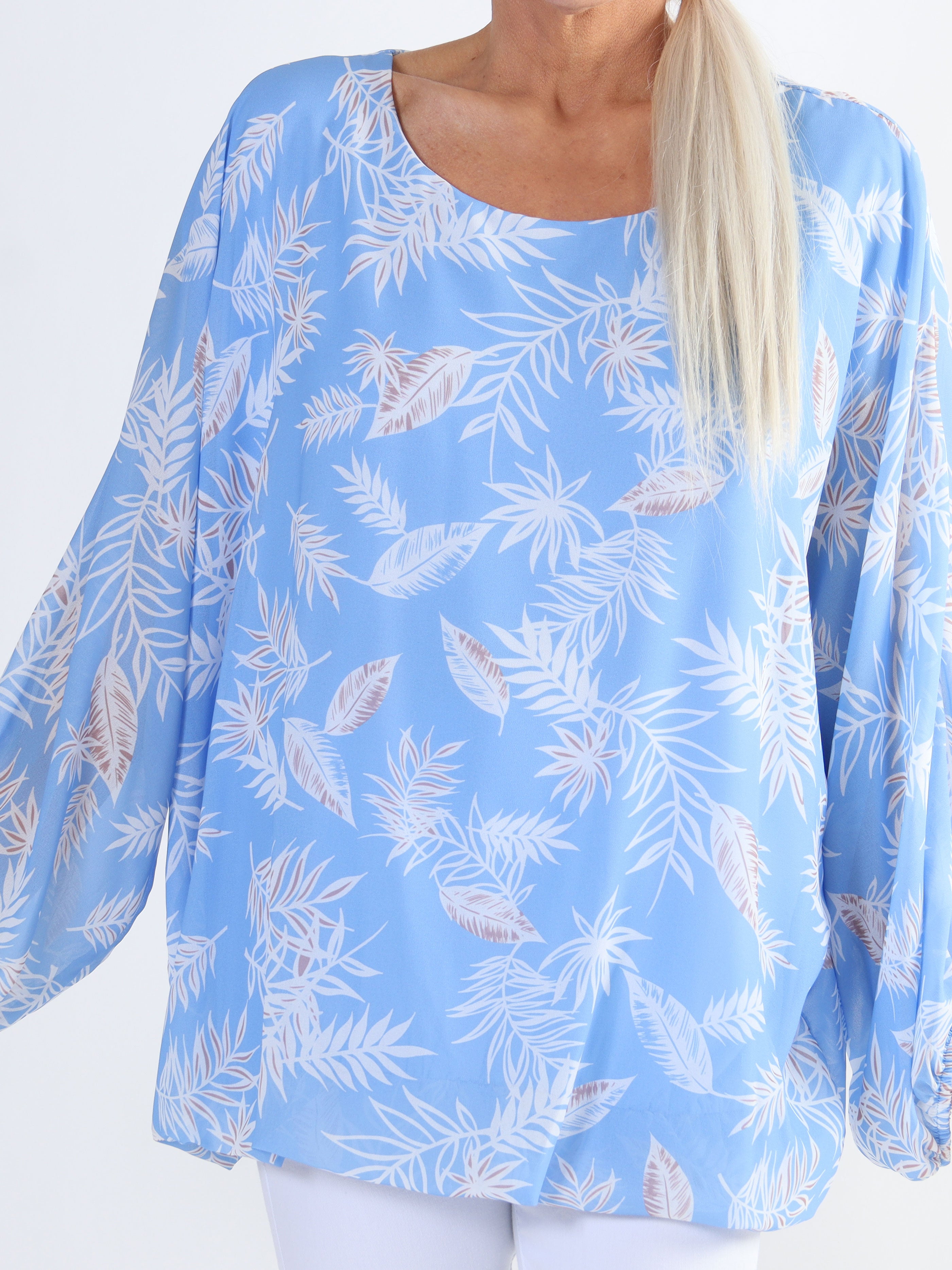 Destiny Leaf - Plus size chiffongblus med lövmönster
