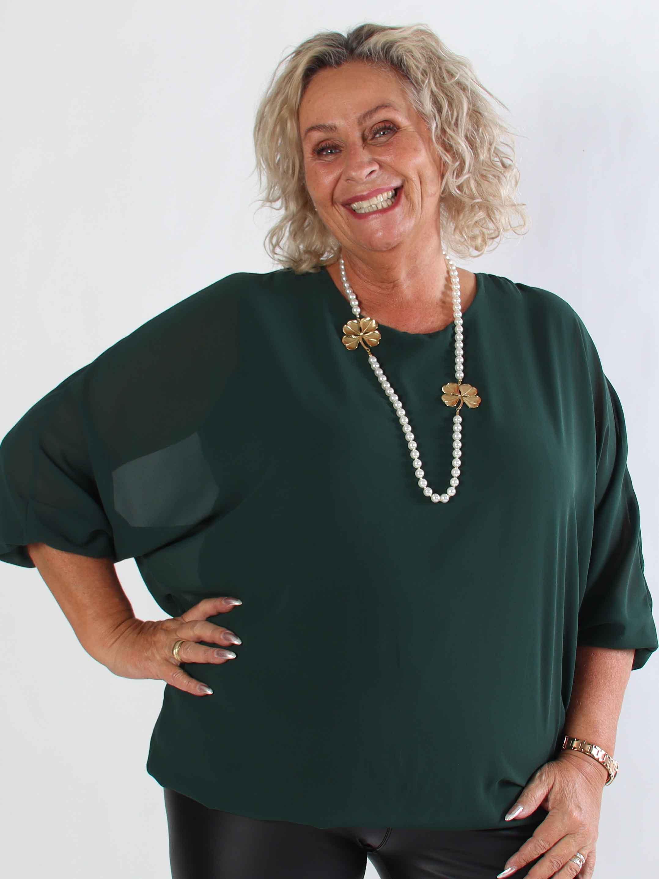 Destiny Plain - Plus size blus i chiffong med fladdermusärmar