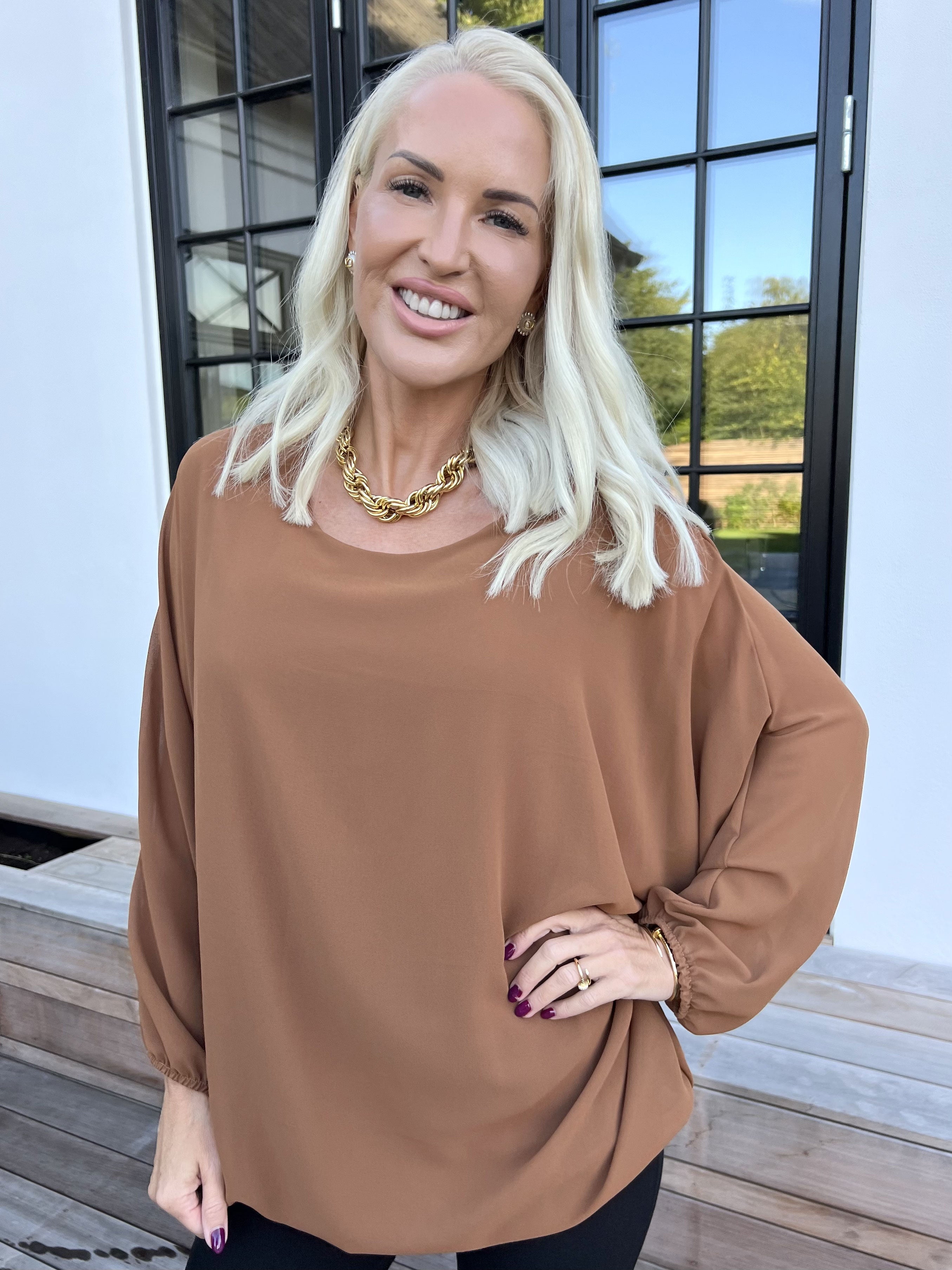Destiny Plain - Blus i chiffong med fladdermusärmar