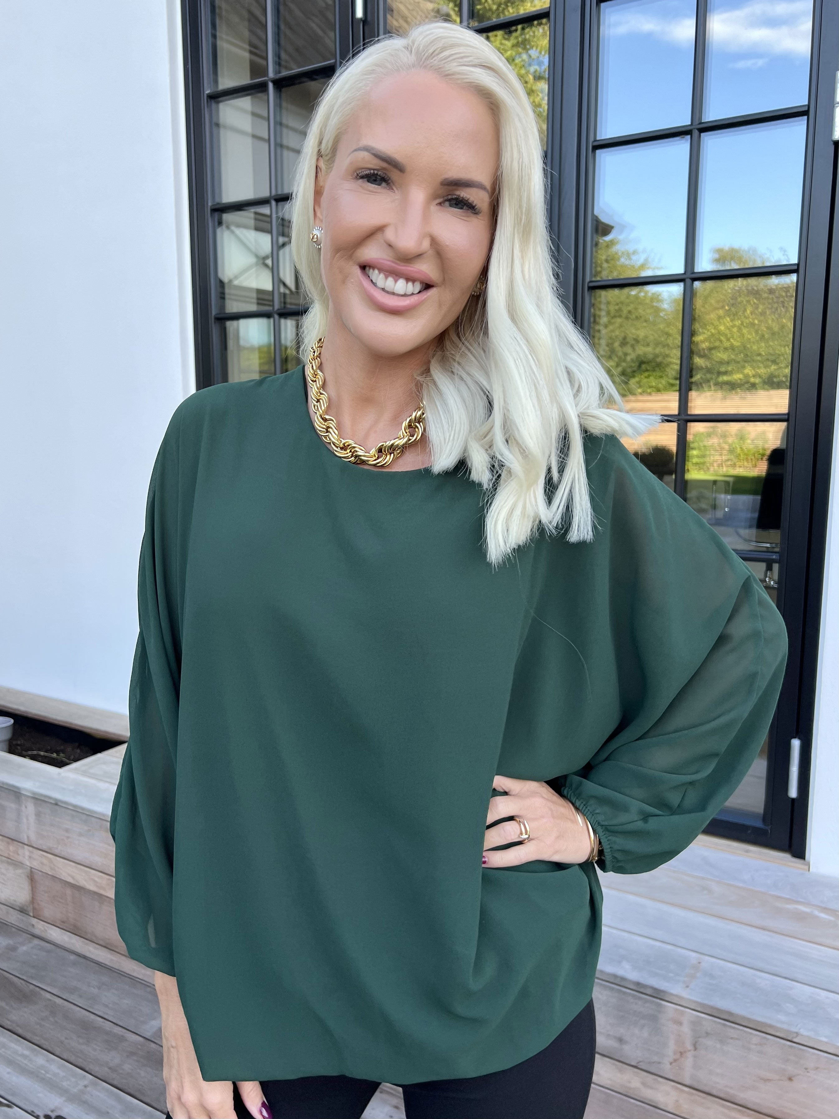 Destiny Plain - Blus i chiffong med fladdermusärmar