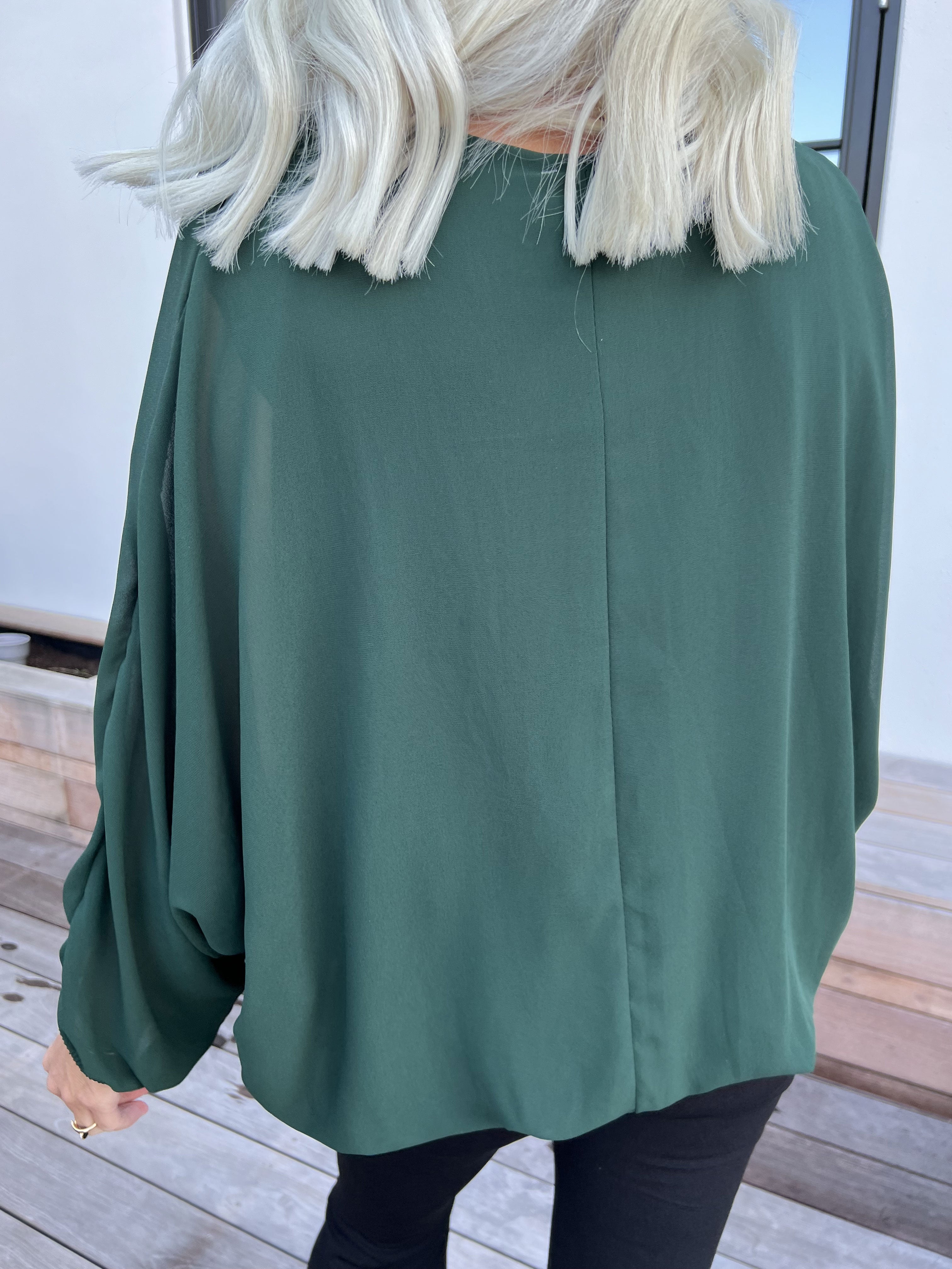 Destiny Plain - Blus i chiffong med fladdermusärmar