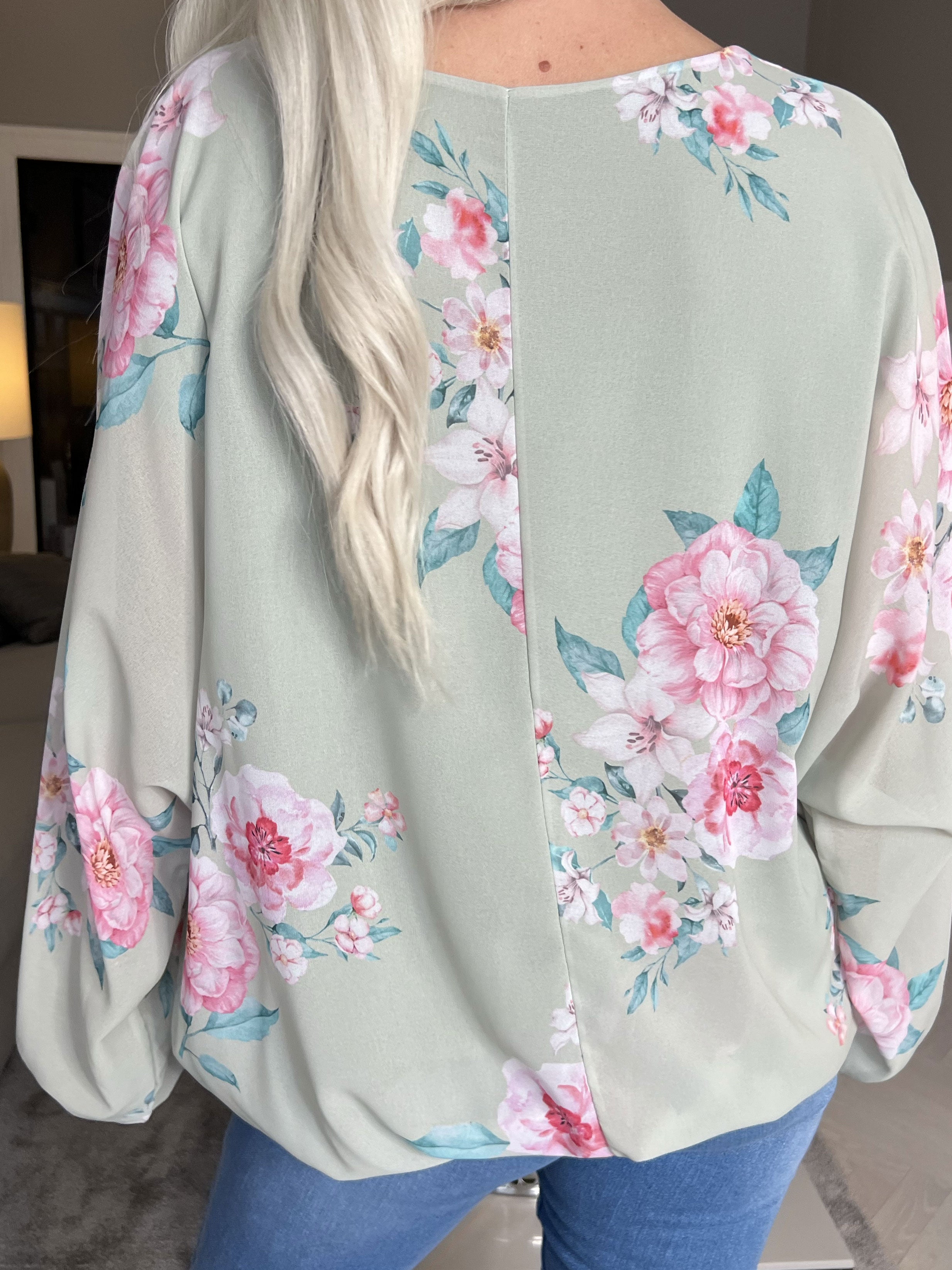 Destiny Rose - Blus i chiffong med bondrosor