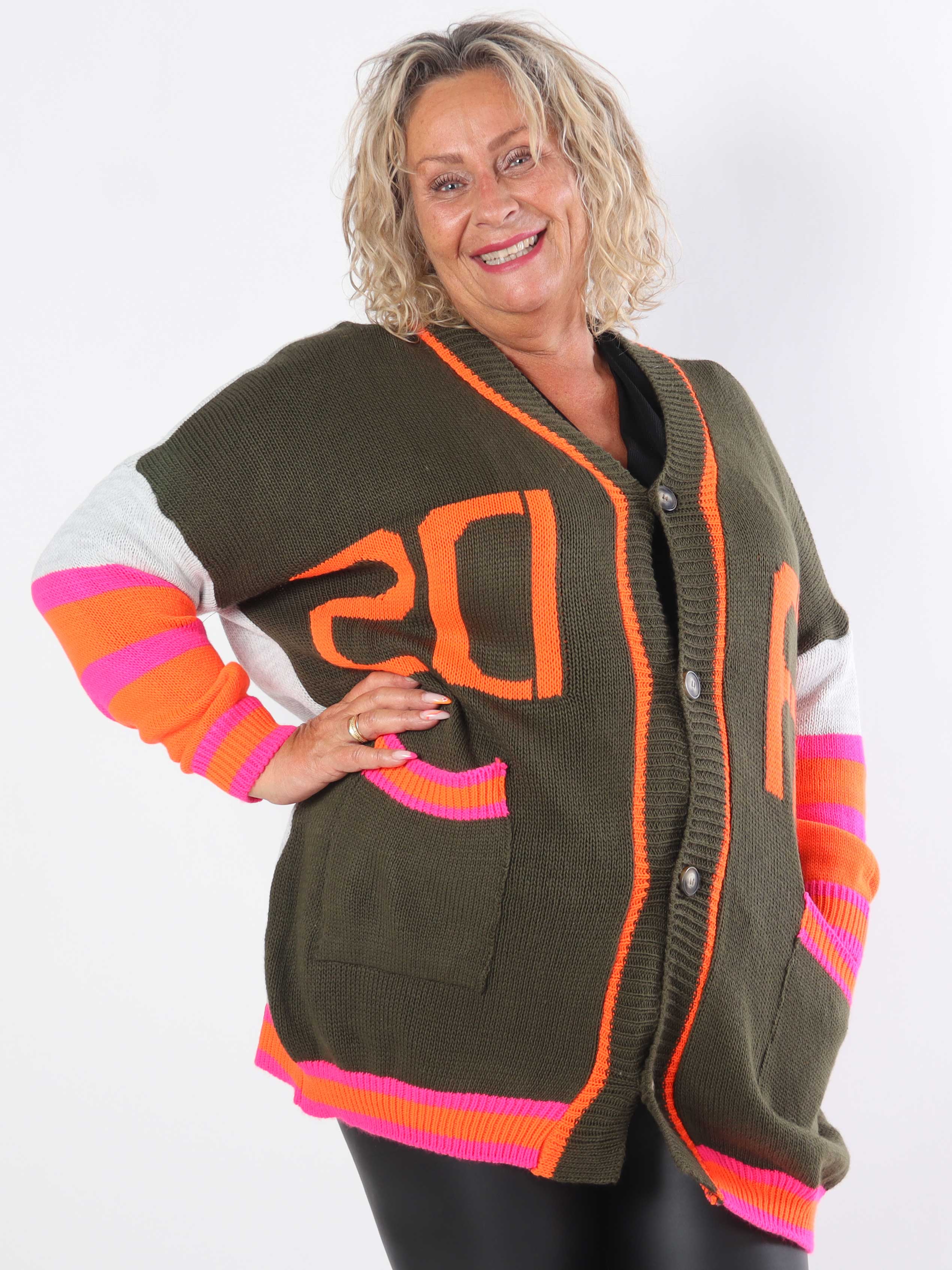Diah - Mångfärgad college-stickad kofta i plus size