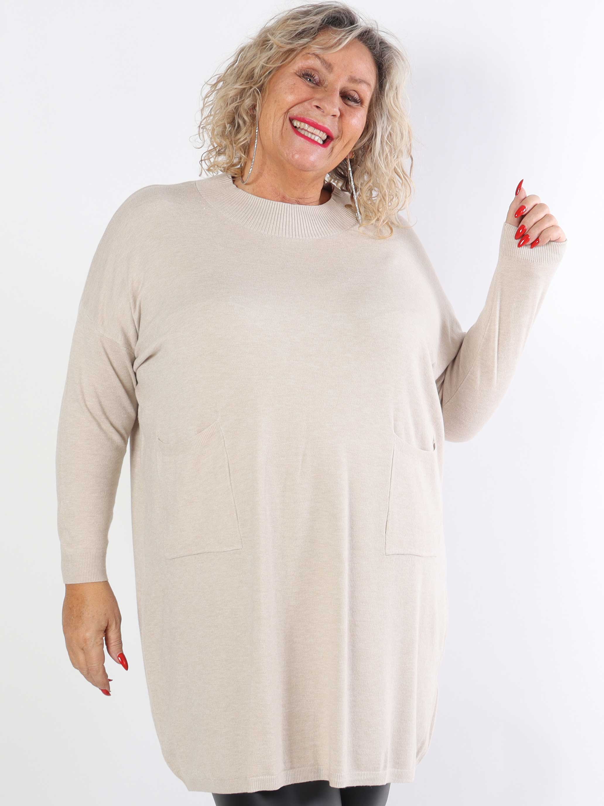 Dima - Mjuk stickad klänning i plus size med fickor