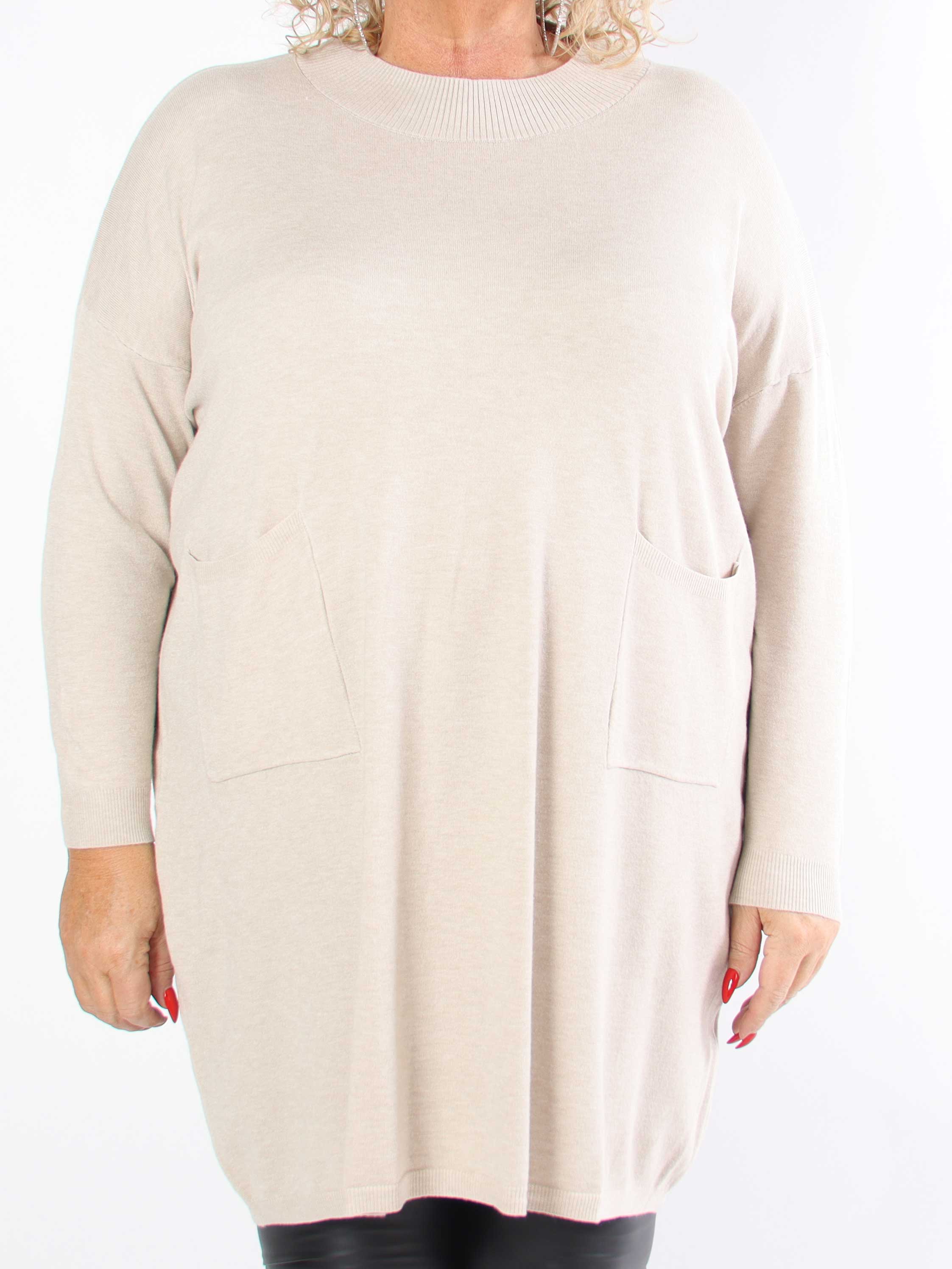Dima - Mjuk stickad klänning i plus size med fickor