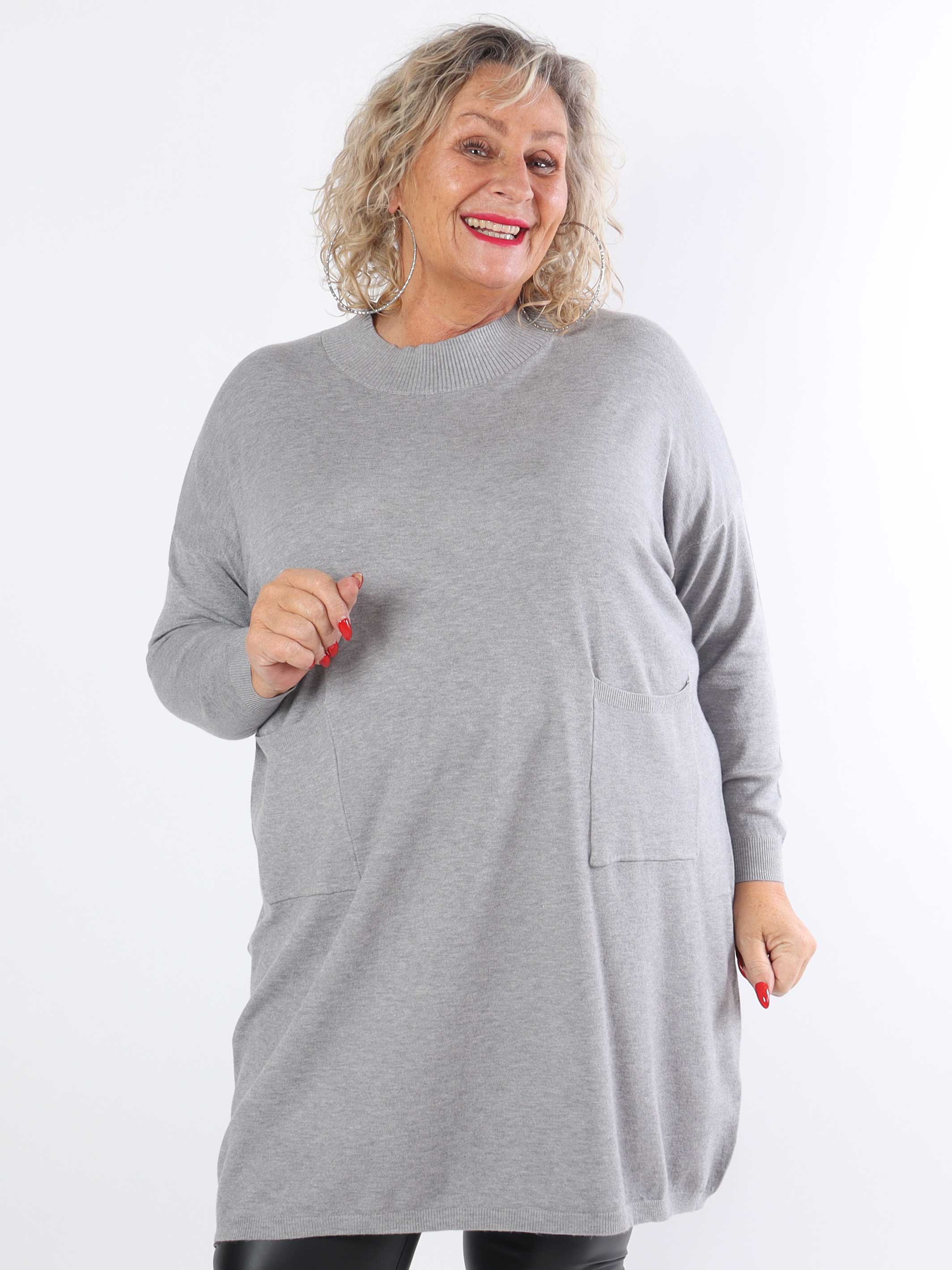 Dima - Mjuk stickad klänning i plus size med fickor