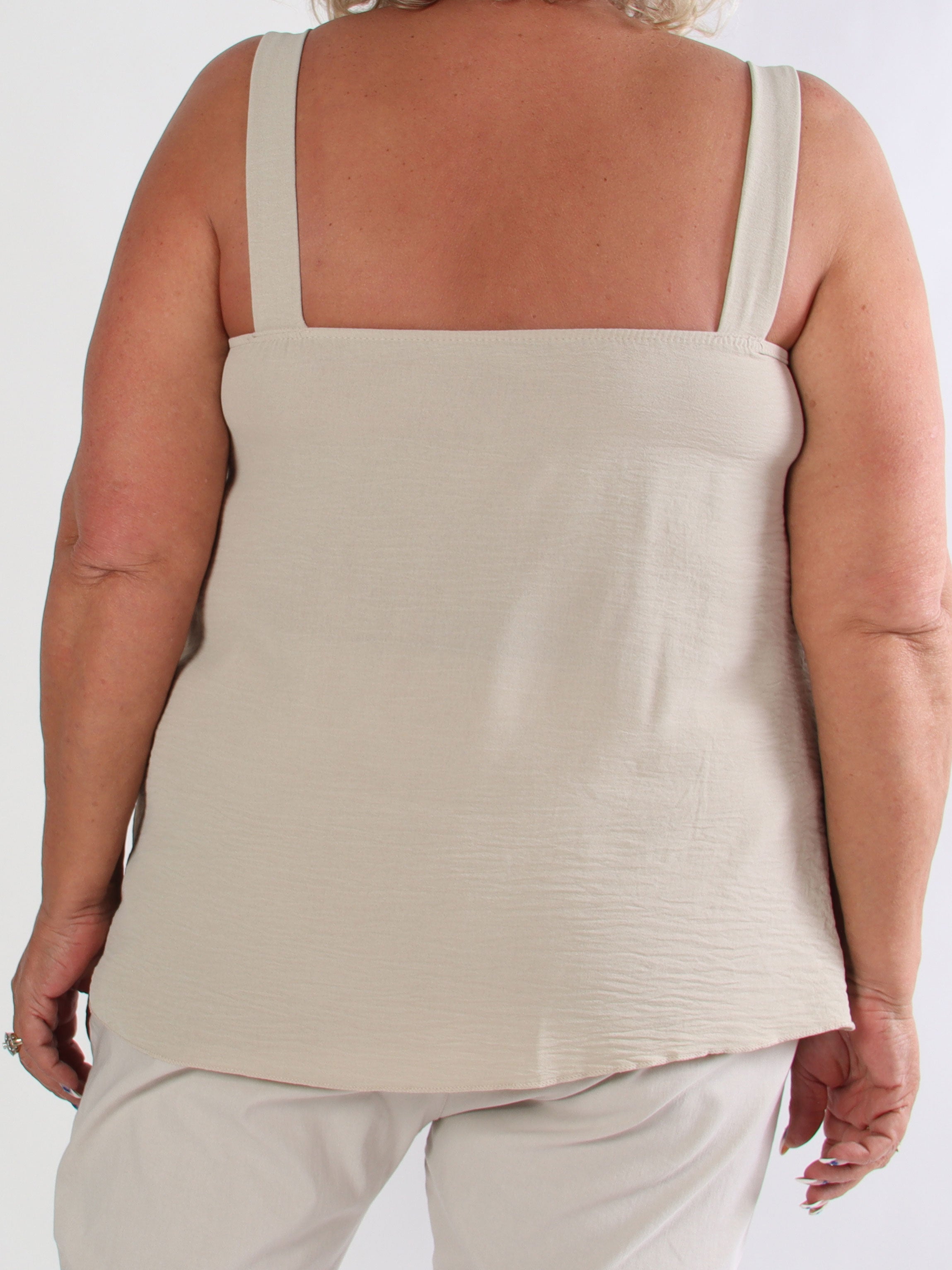 Dinah - Plus size top med dekorative guldspænder ved stropperne