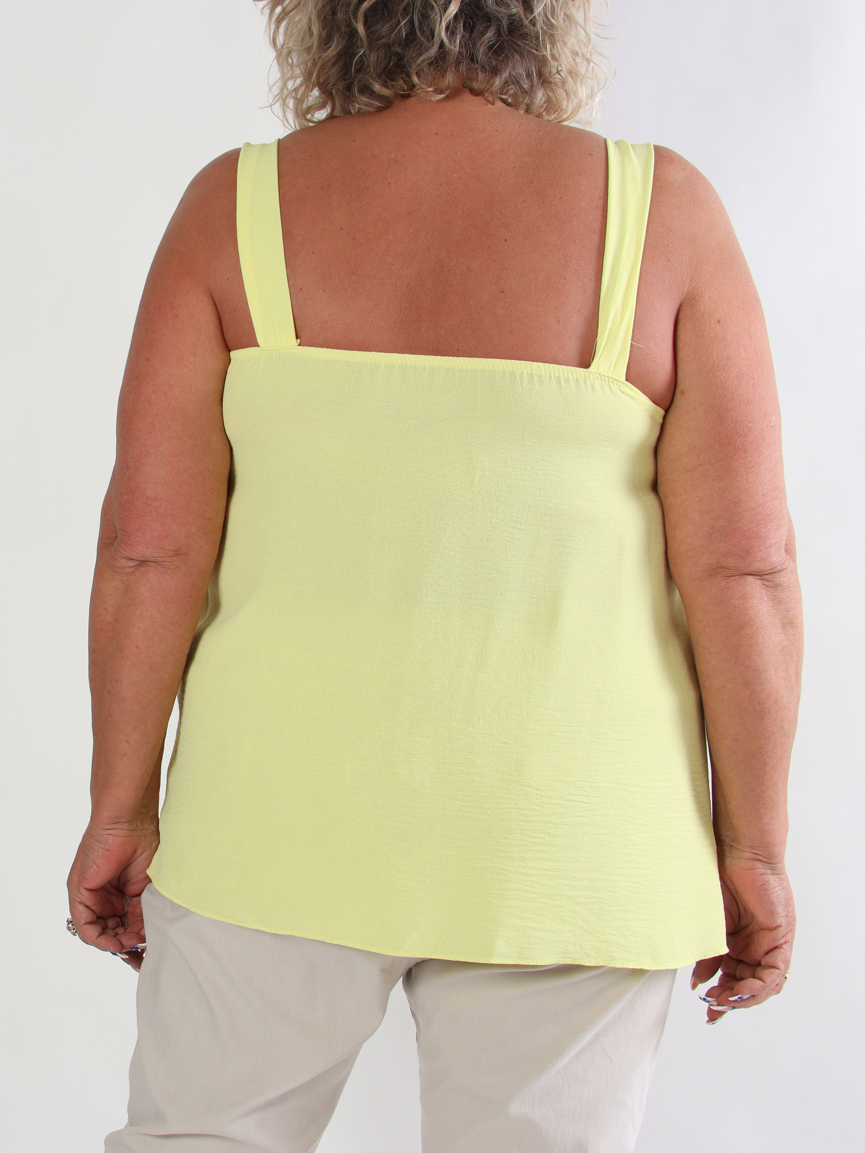 Dinah - Plus size top med dekorative guldspænder ved stropperne