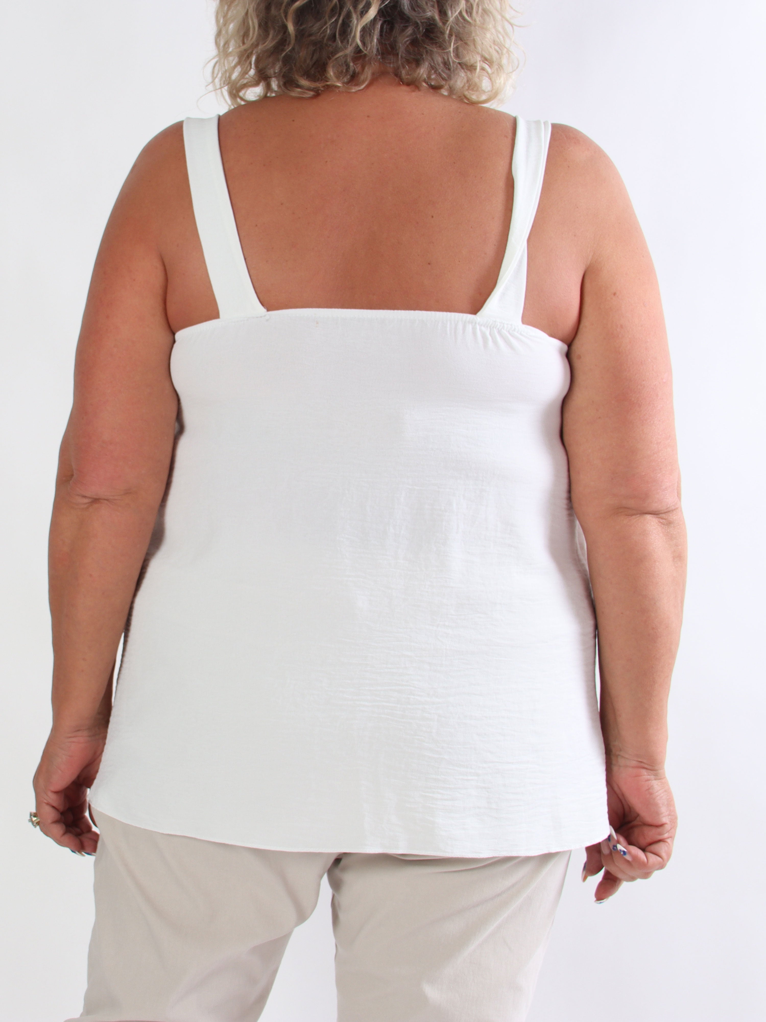 Dinah - Plus size top med dekorative guldspænder ved stropperne