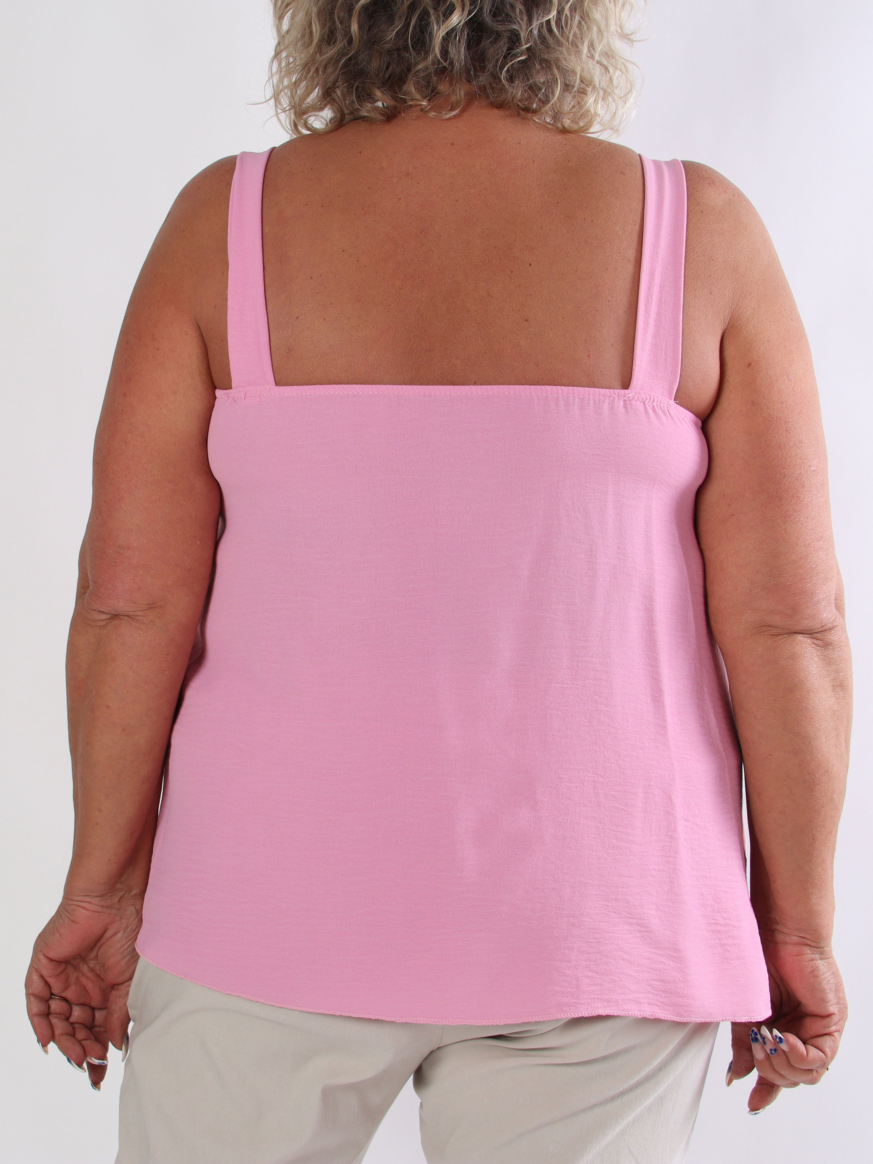 Dinah - Plus size top med dekorative guldspænder ved stropperne