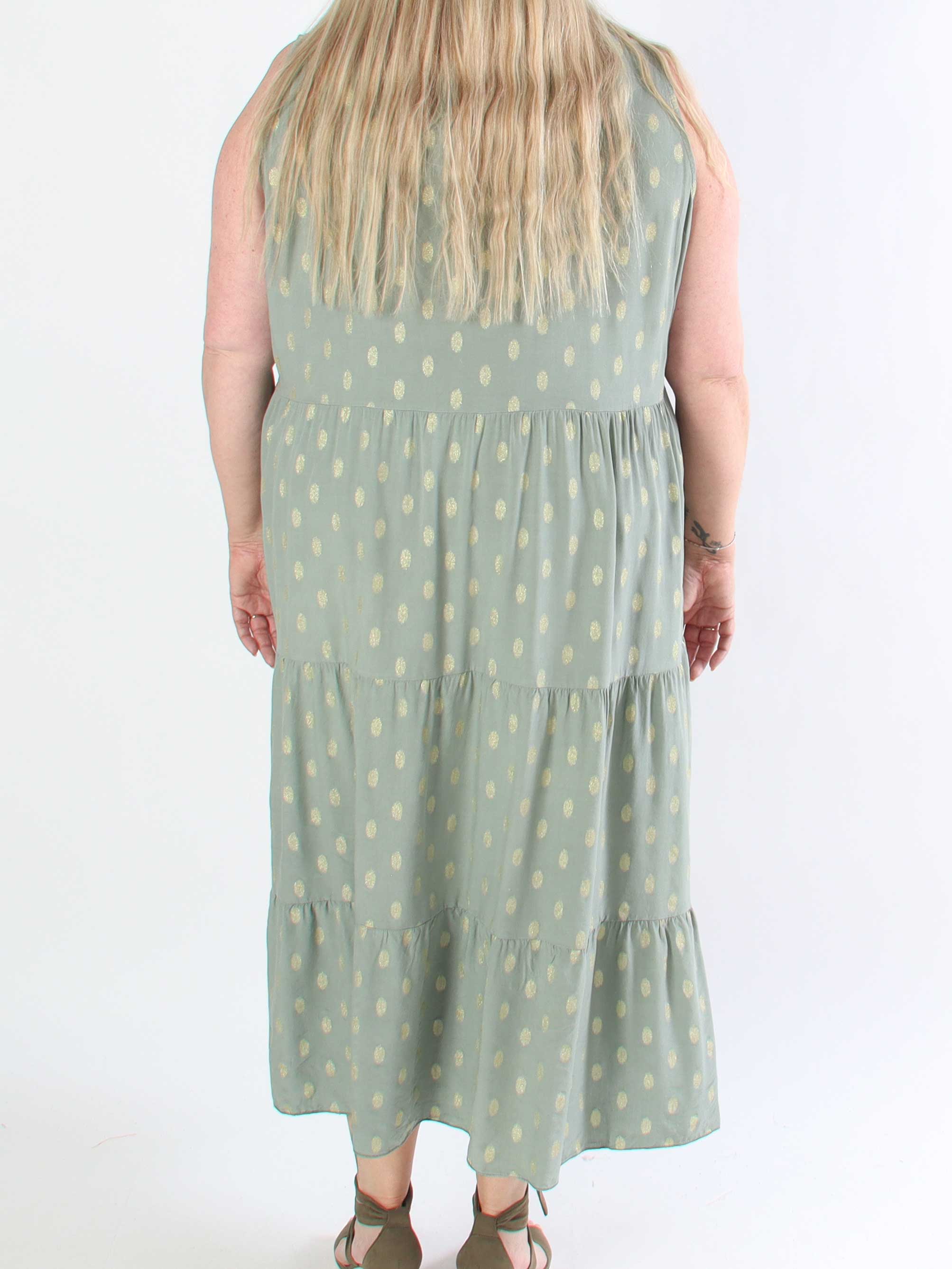 Dotti Gold Sleeveless - Plus size klänning med lager på lager look i viskos