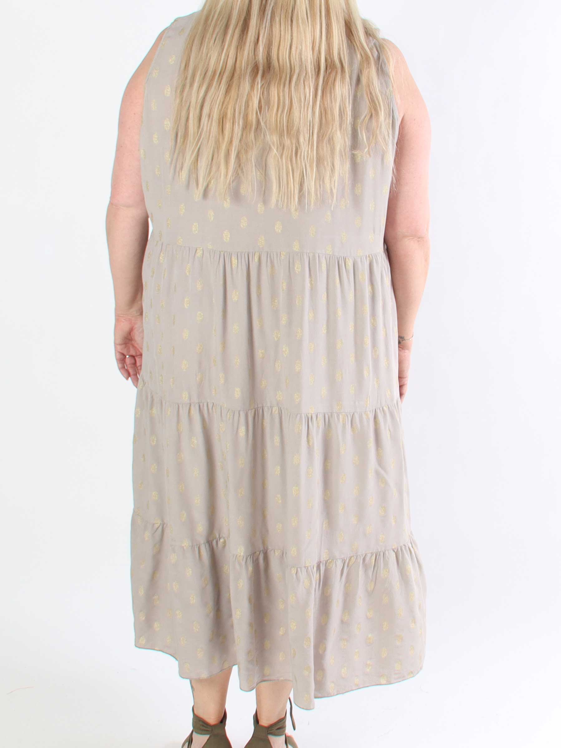 Dotti Gold Sleeveless - Plus size klänning med lager på lager look i viskos