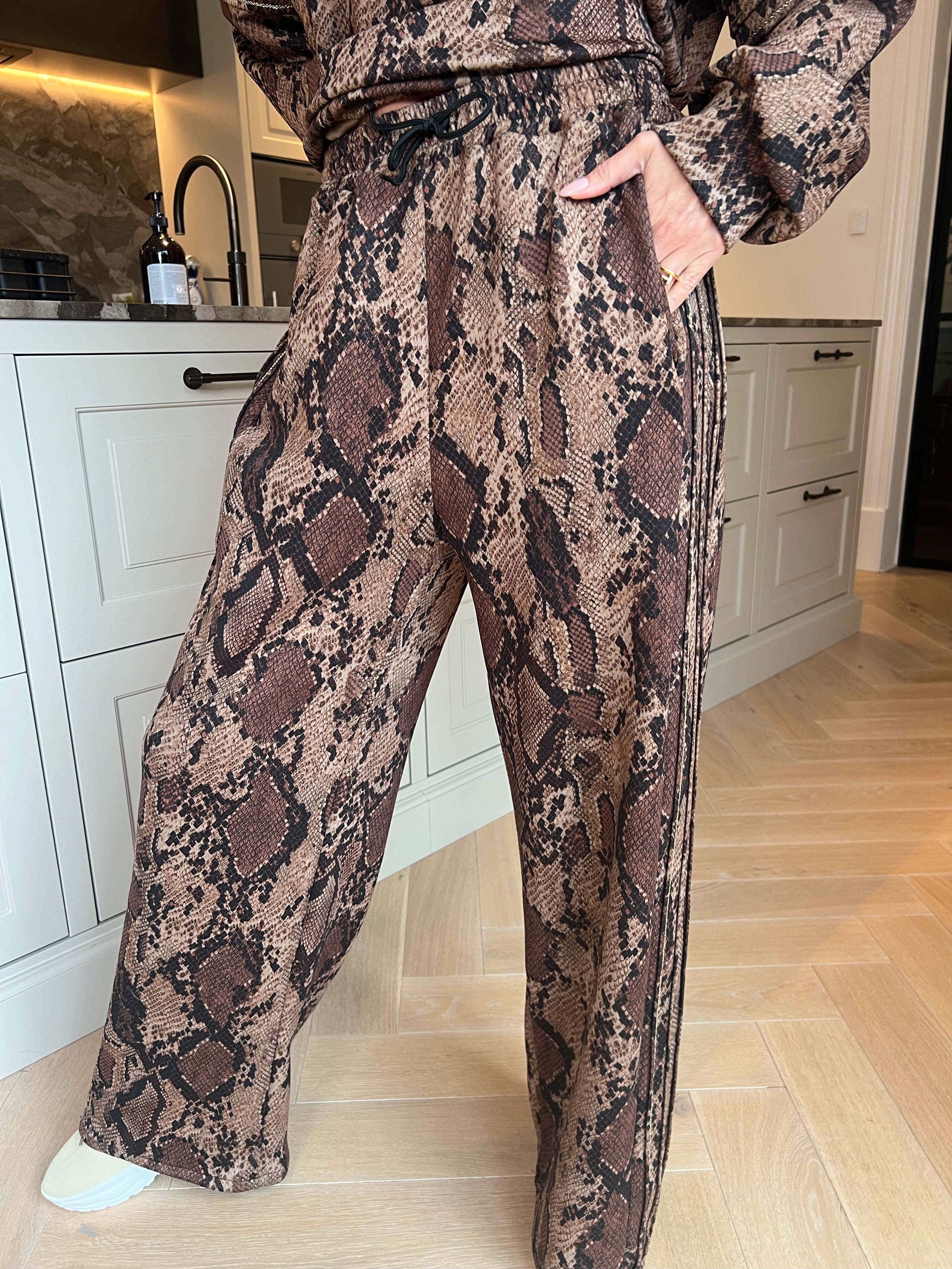 Dream Print – Joggingställ i viskos med ett utmärkande mönster och eleganta gulddetaljer