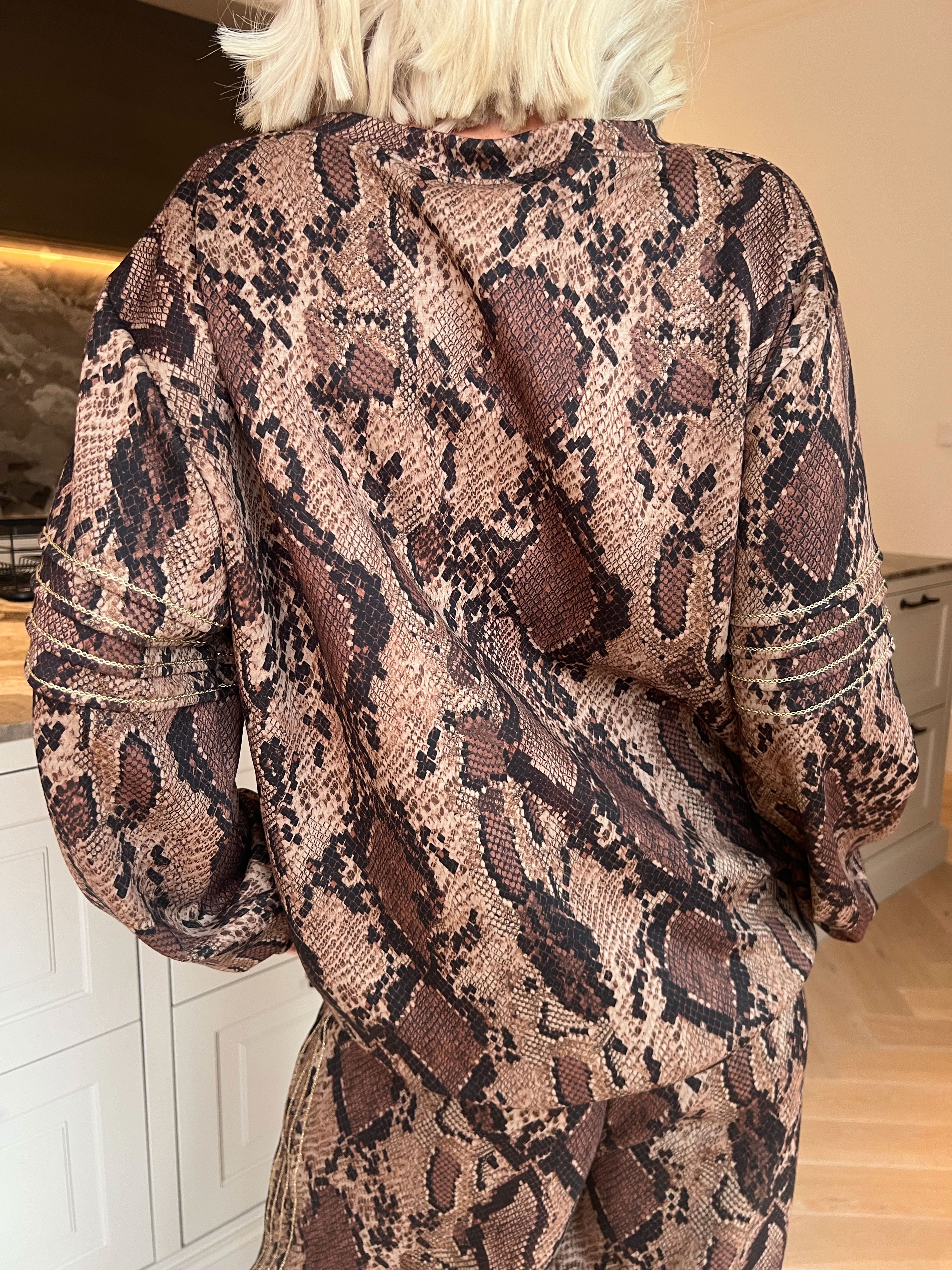 Dream Print – Joggingställ i viskos med ett utmärkande mönster och eleganta gulddetaljer