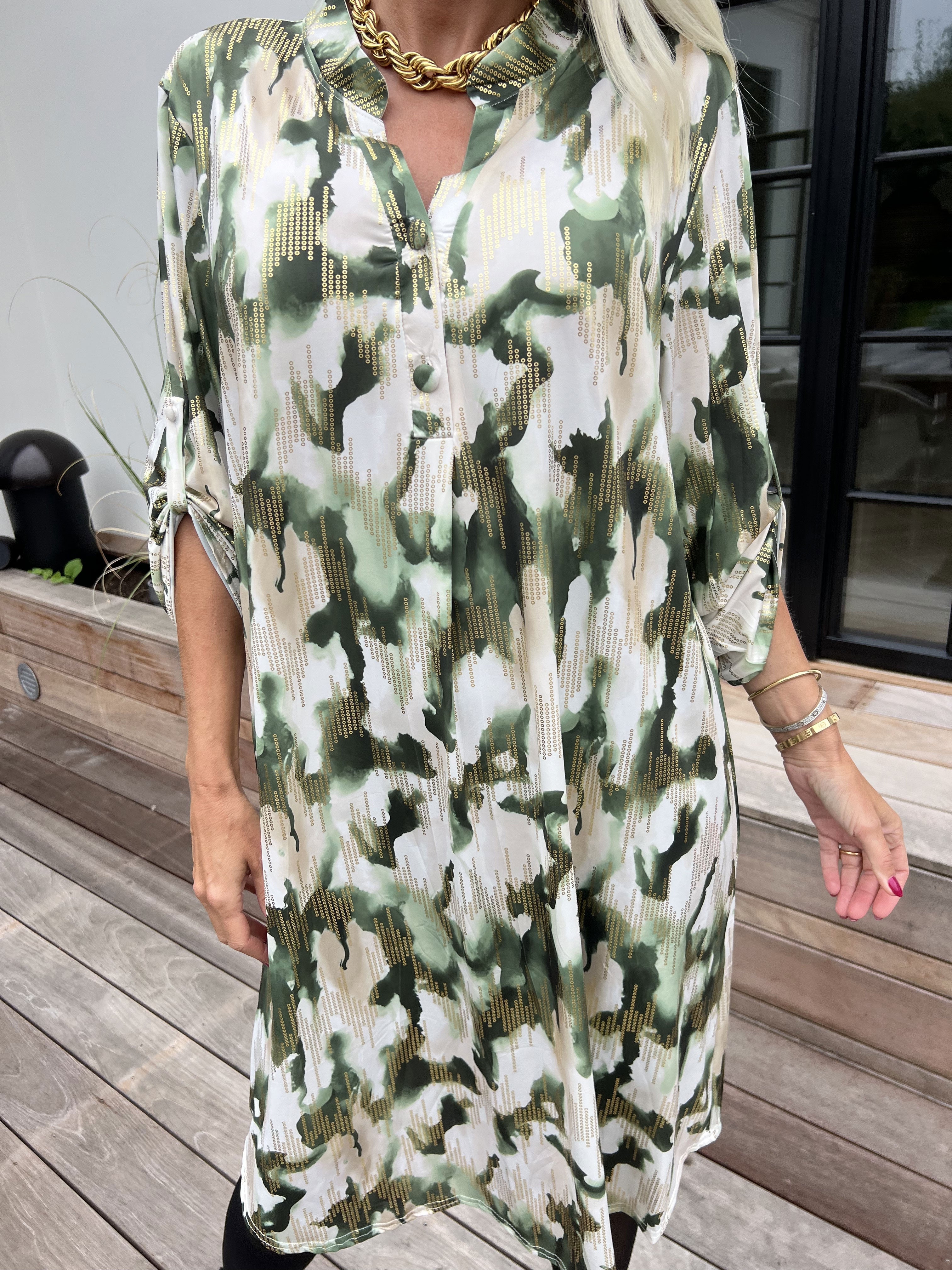 Ebba Batik Long - Elastisk flerfärgad klänning med gulddetaljer