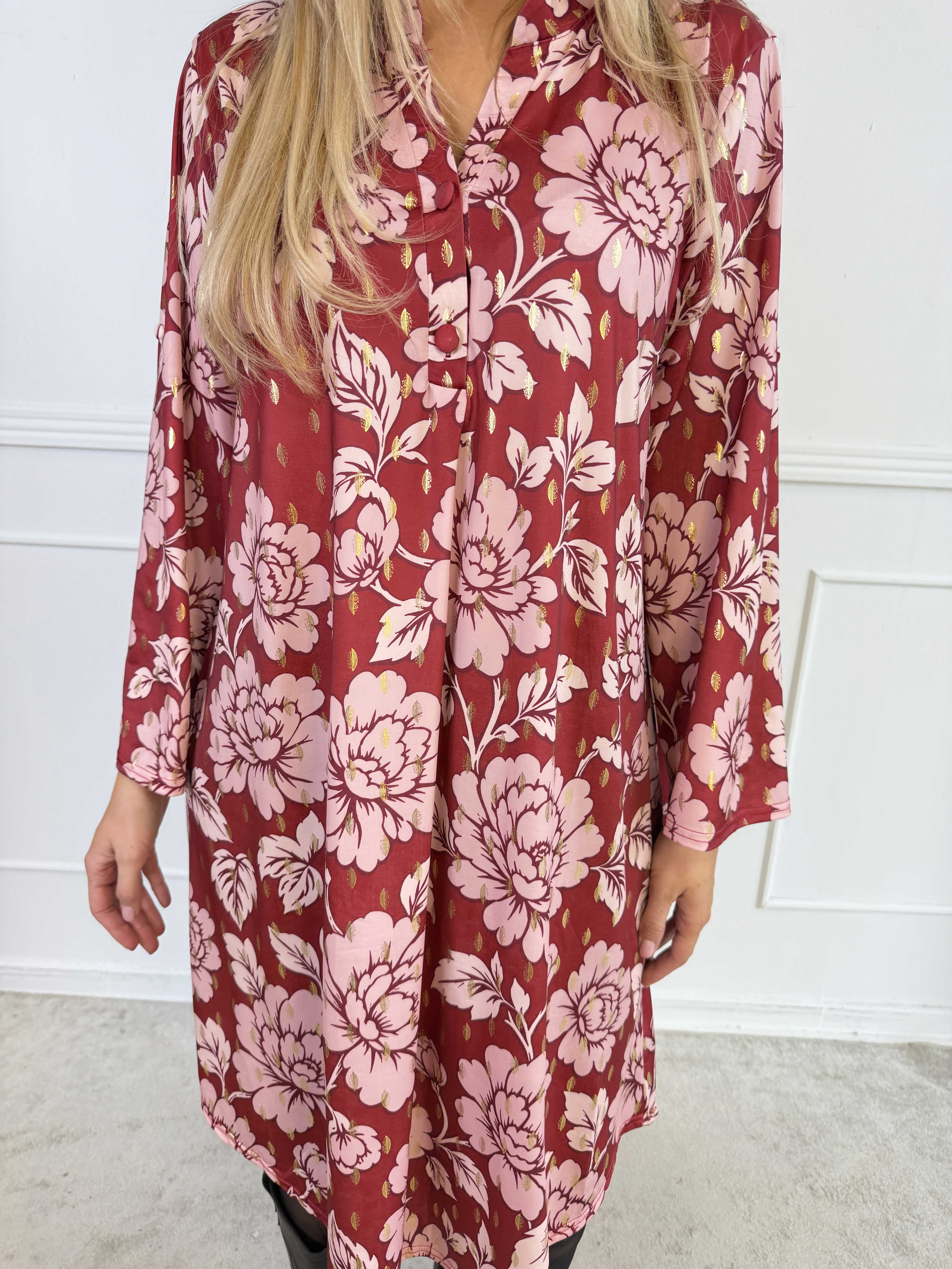 Ebba Bloom - Plus size kjole i et krølfrit stof med blomstermotiv og små gulddetaljer