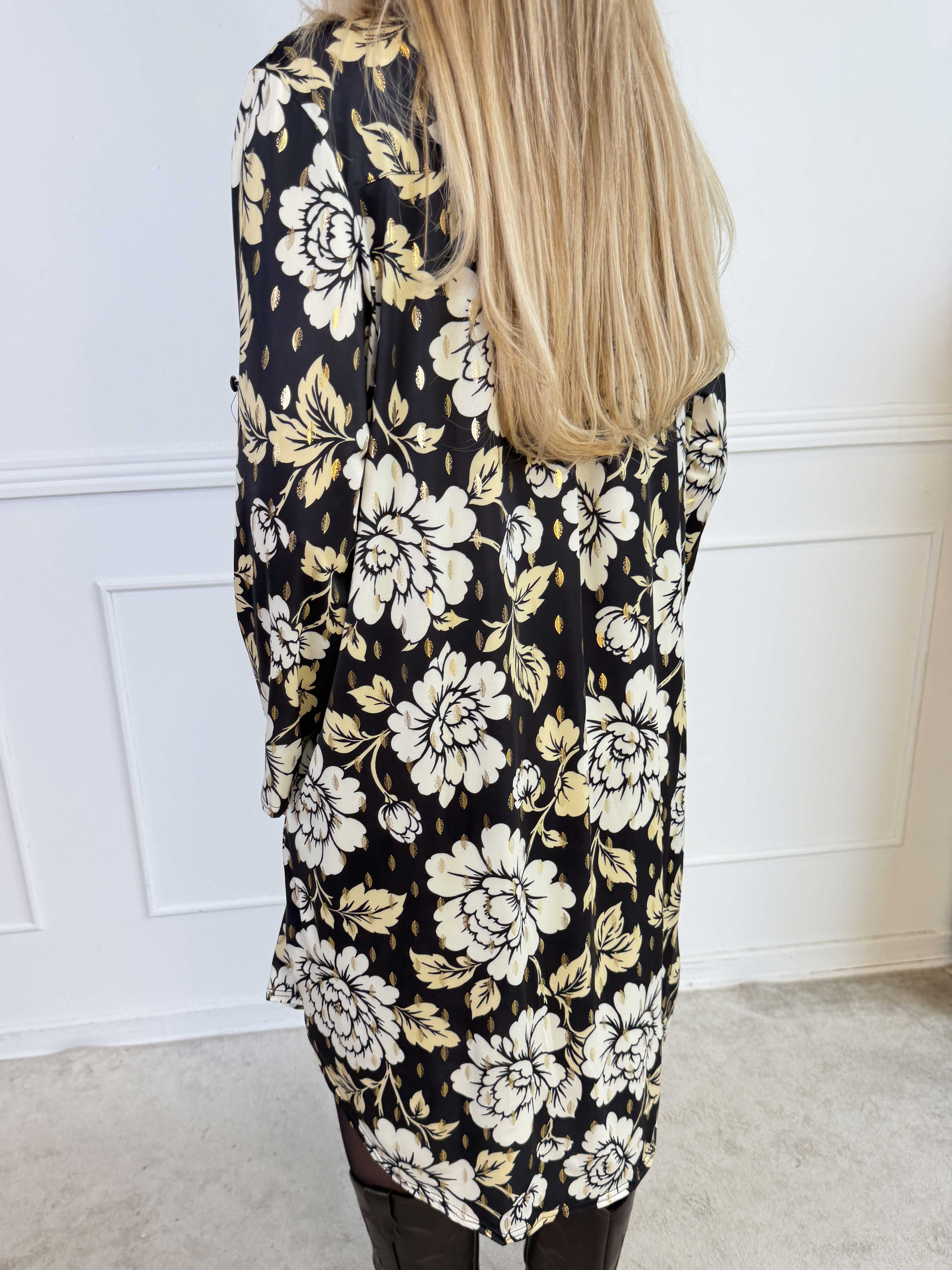 Ebba Bloom - Plus size kjole i et krølfrit stof med blomstermotiv og små gulddetaljer