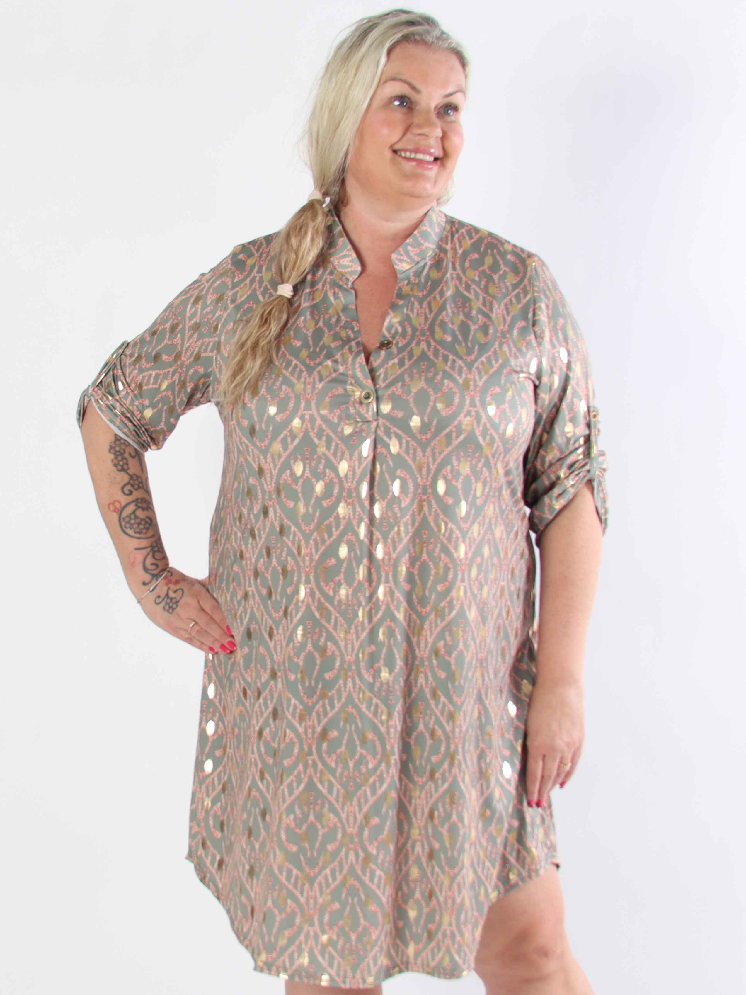 Ebba Boho Long - Elastisk mönstrad klänning i plus size med guldprickar