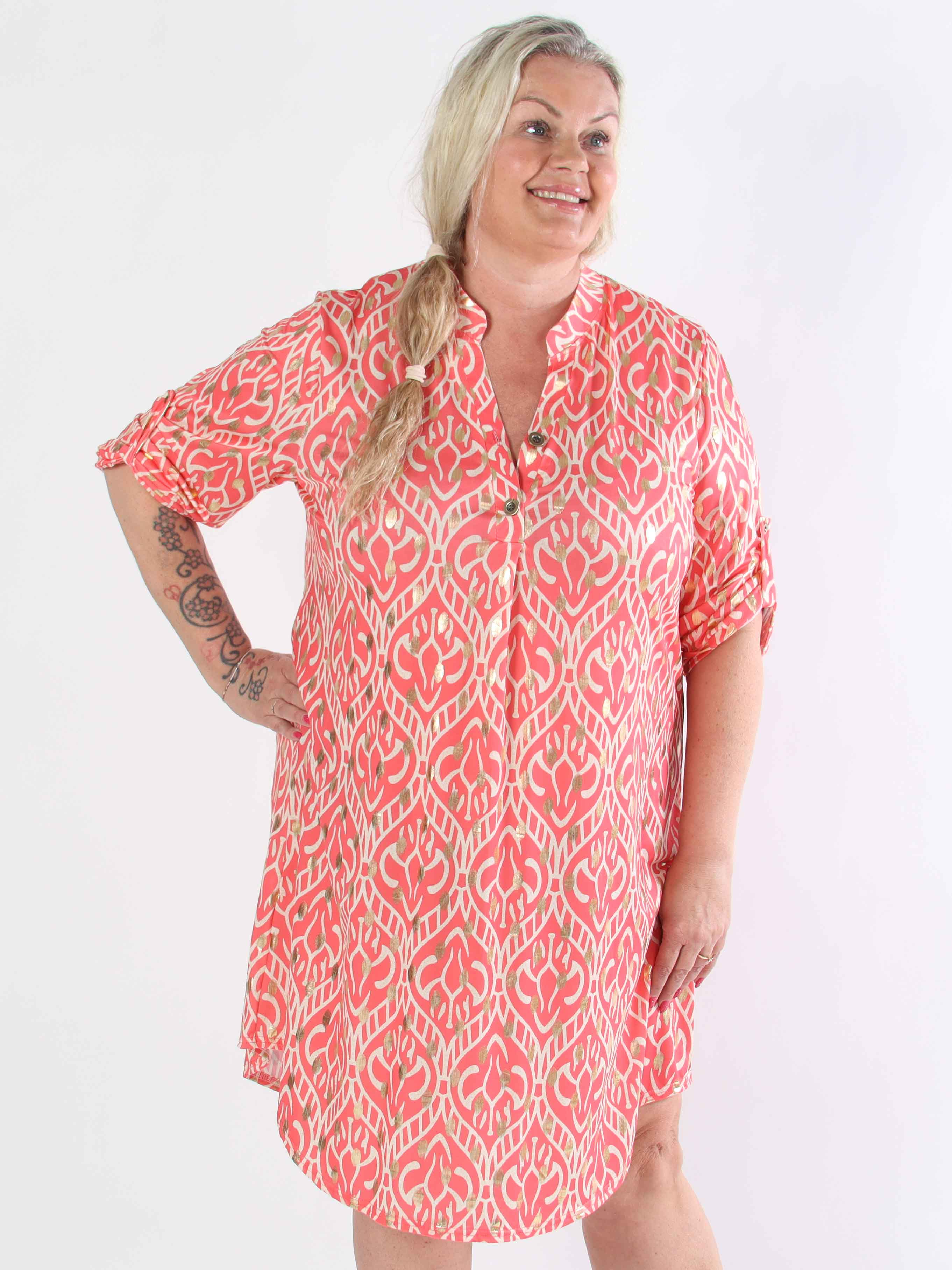 Ebba Boho Long - Elastisk mönstrad klänning i plus size med guldprickar