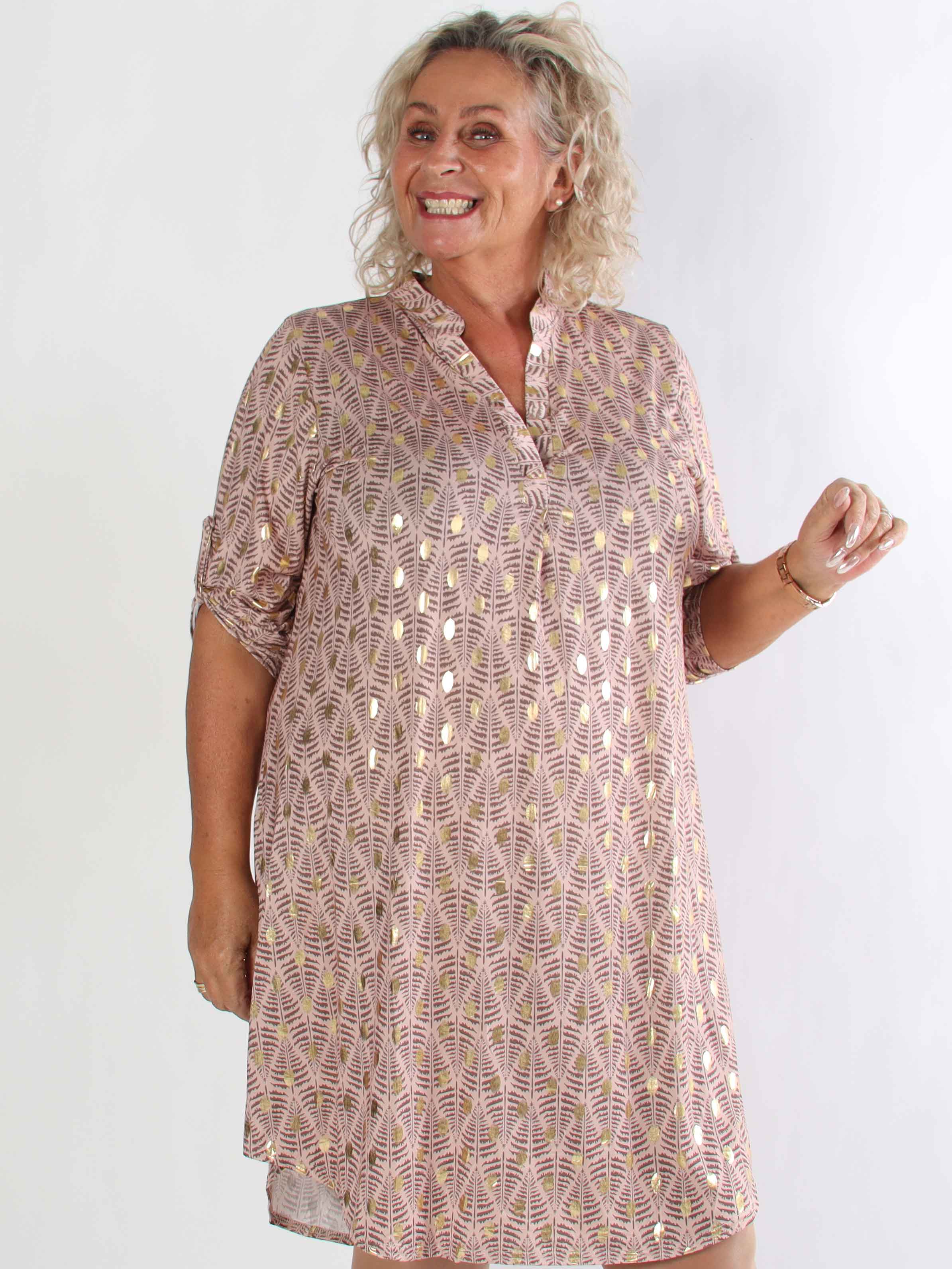 Ebba Forest Gold Long - Plus size klänning med fint bladmönster och guldprickar