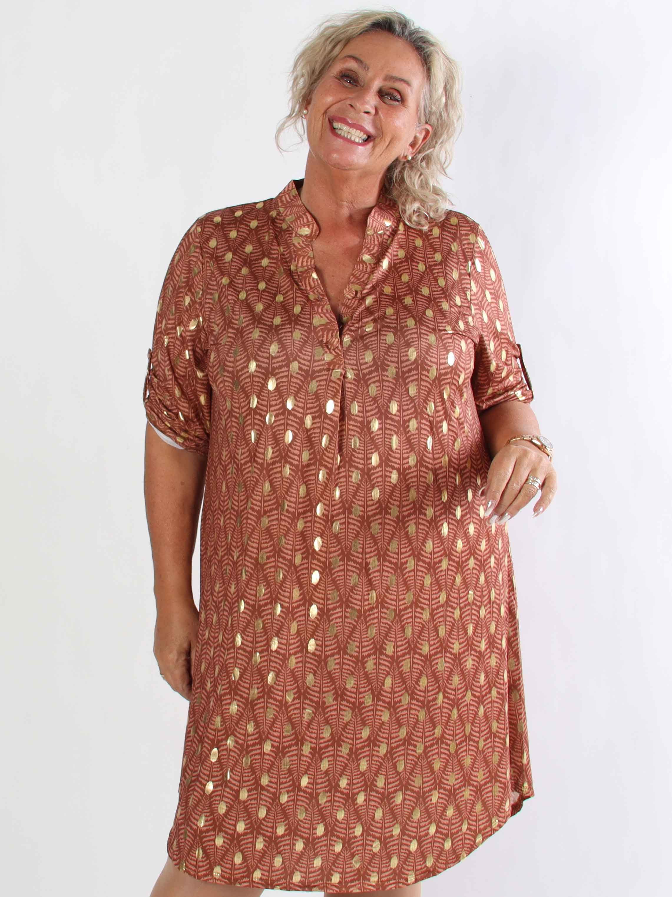 Ebba Forest Gold Long - Plus size klänning med fint bladmönster och guldprickar