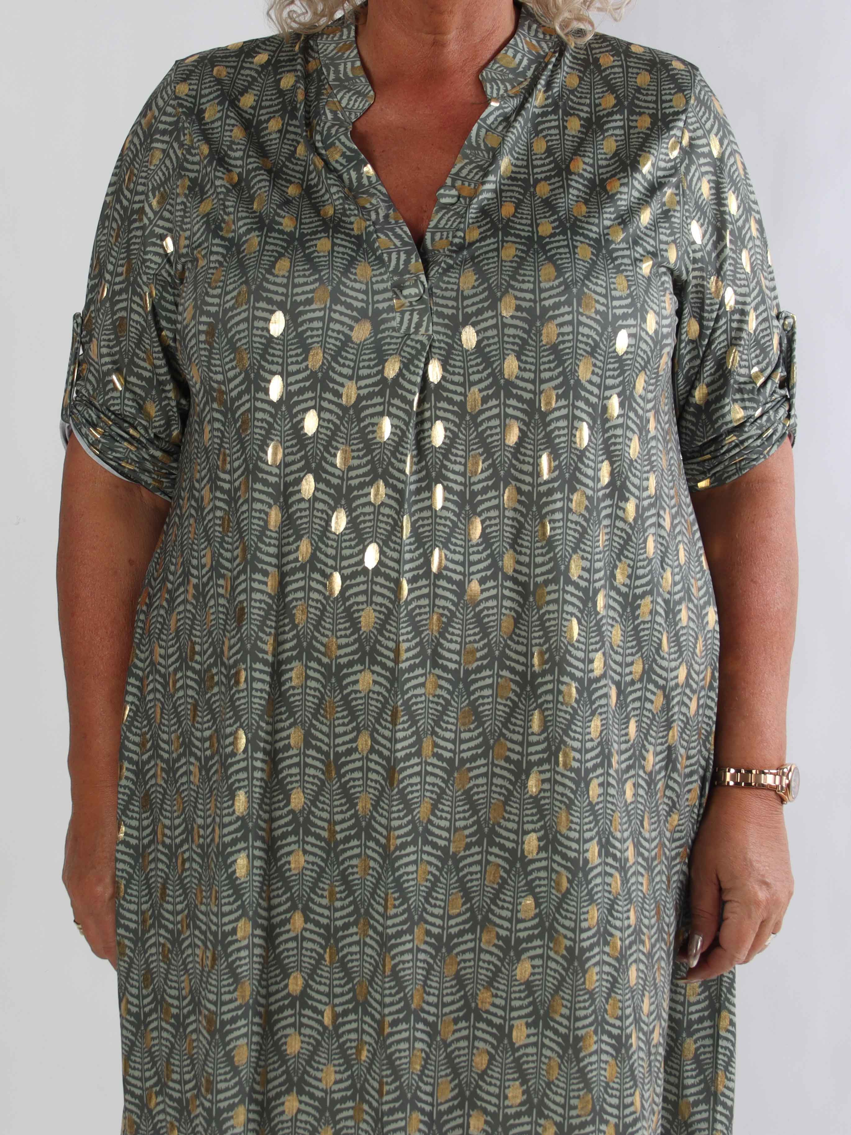 Ebba Forest Gold Long - Plus size klänning med fint bladmönster och guldprickar