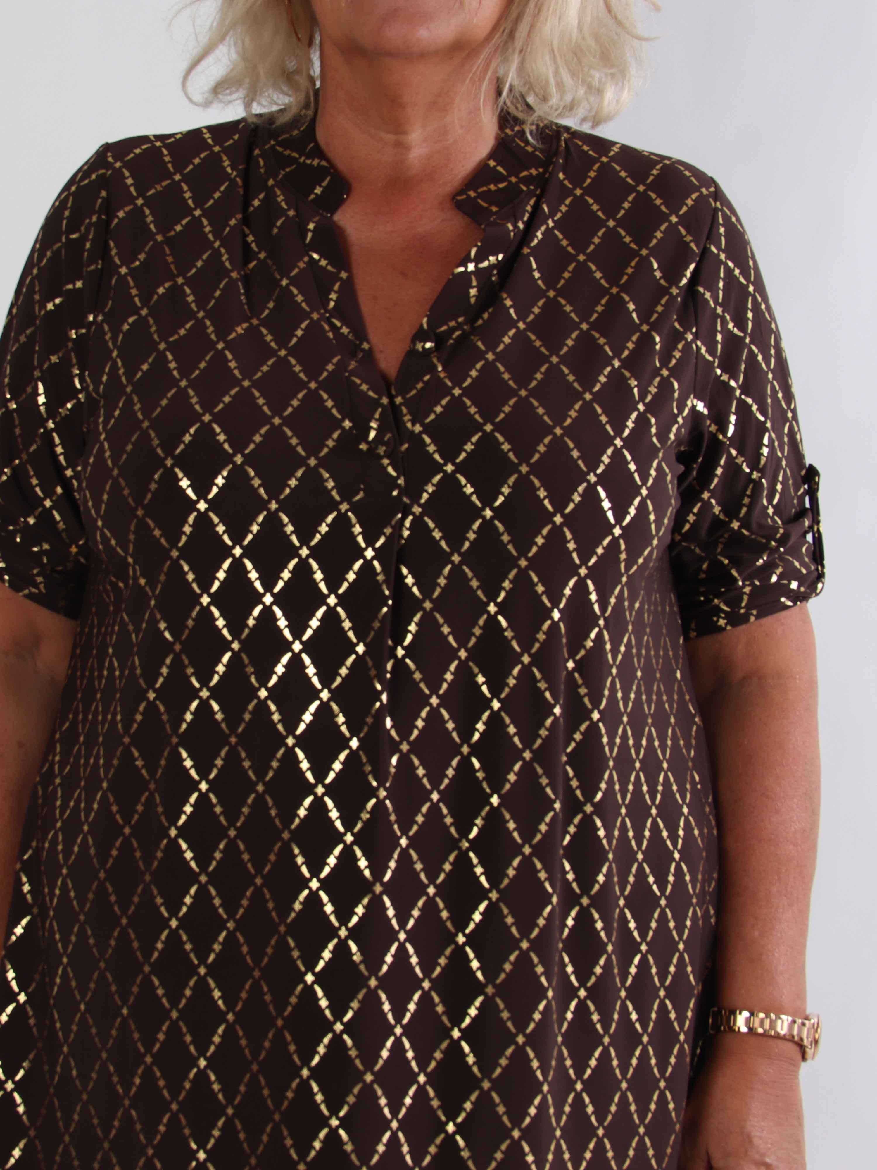 Ebba Gold Check Long - Elastisk plus size klänning med gulddetaljer