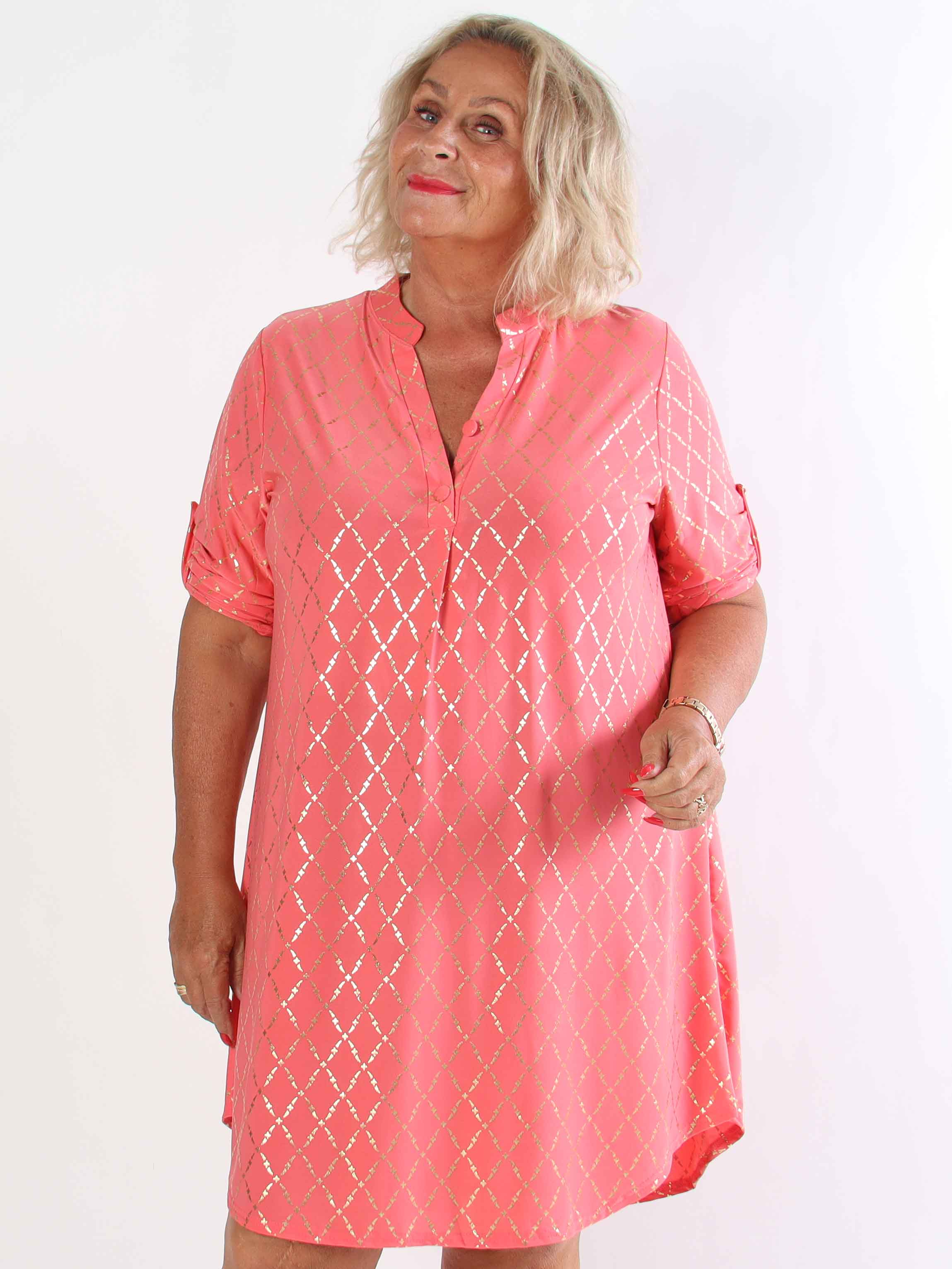 Ebba Gold Check Long - Elastisk plus size klänning med gulddetaljer