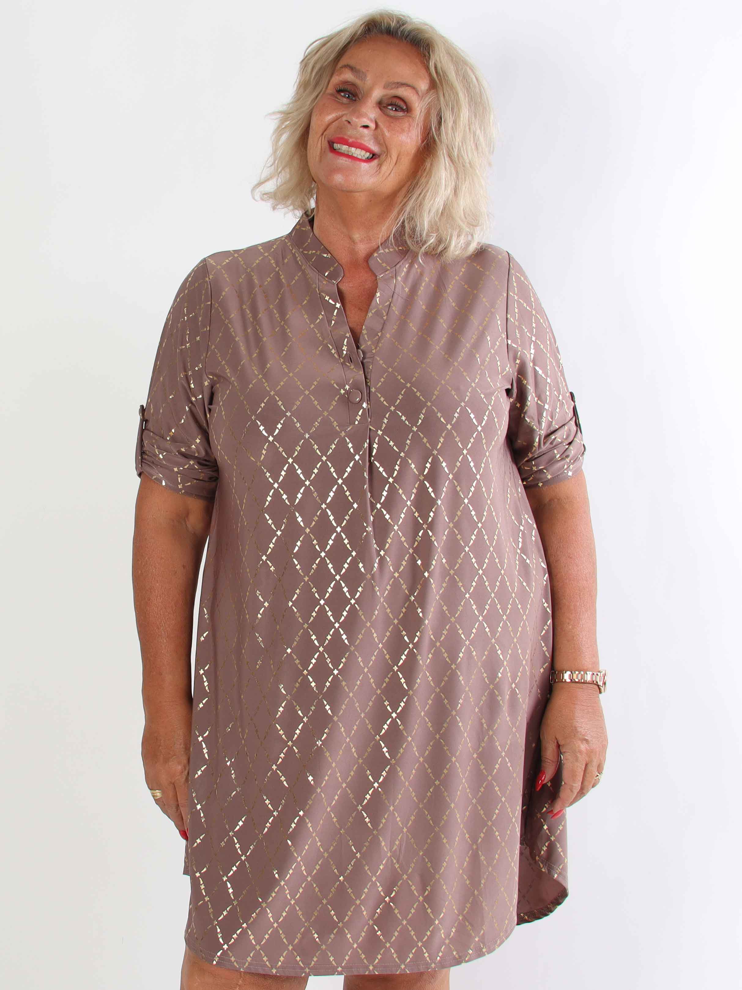 Ebba Gold Check Long - Elastisk plus size klänning med gulddetaljer