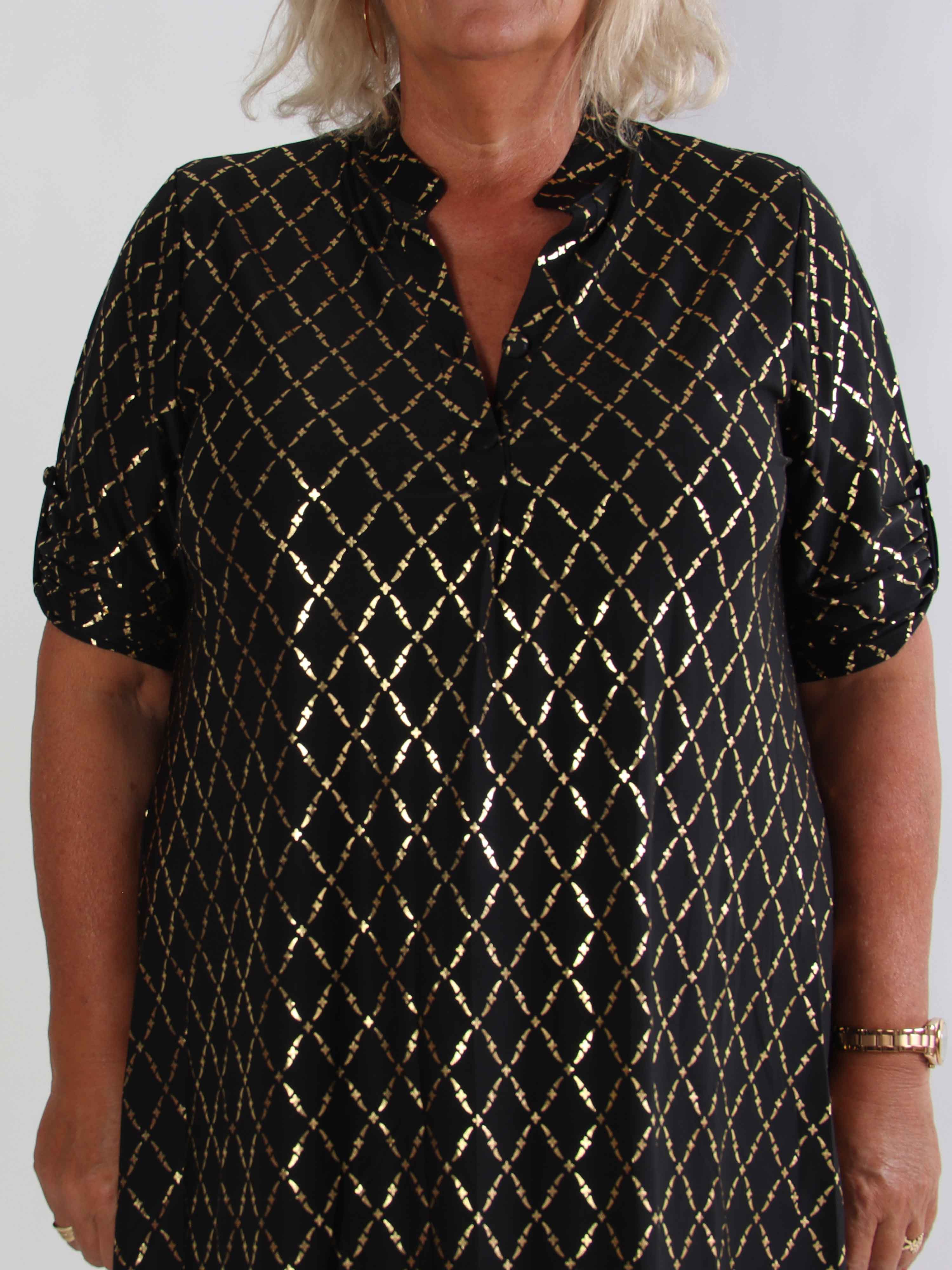 Ebba Gold Check Long - Elastisk plus size klänning med gulddetaljer