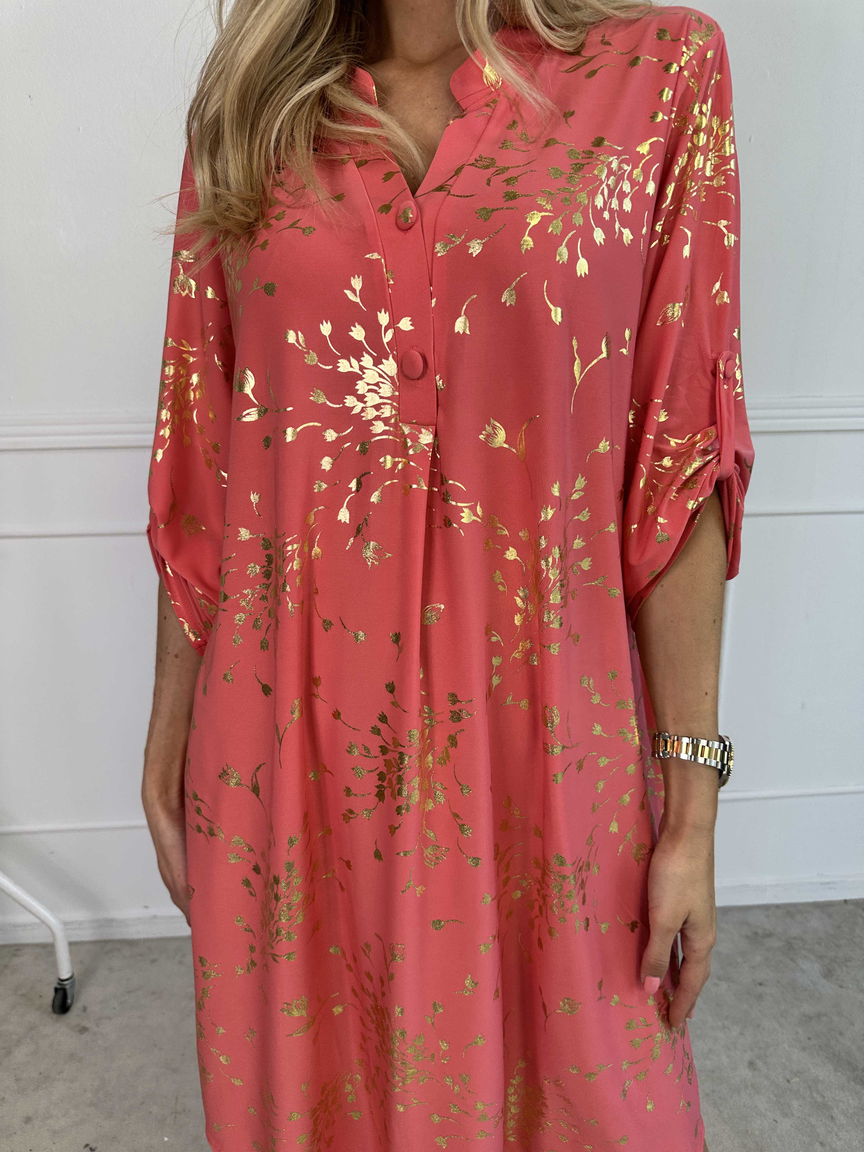 Ebba Gold Leaf Long - Elastisk enfärgad klänning med guld blommigt mönster