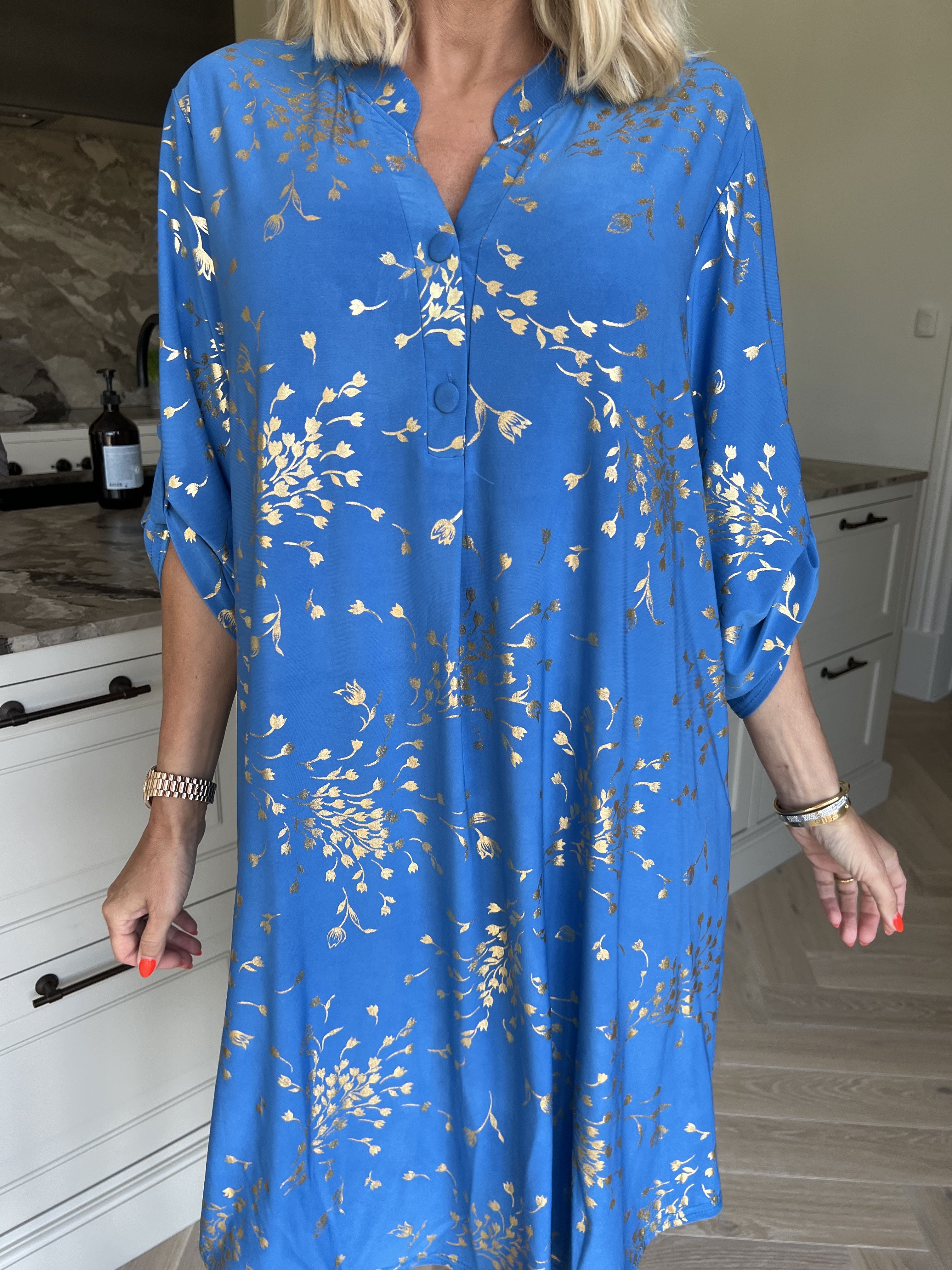 Ebba Gold Leaf Long - Elastisk enfärgad klänning med guld blommigt mönster