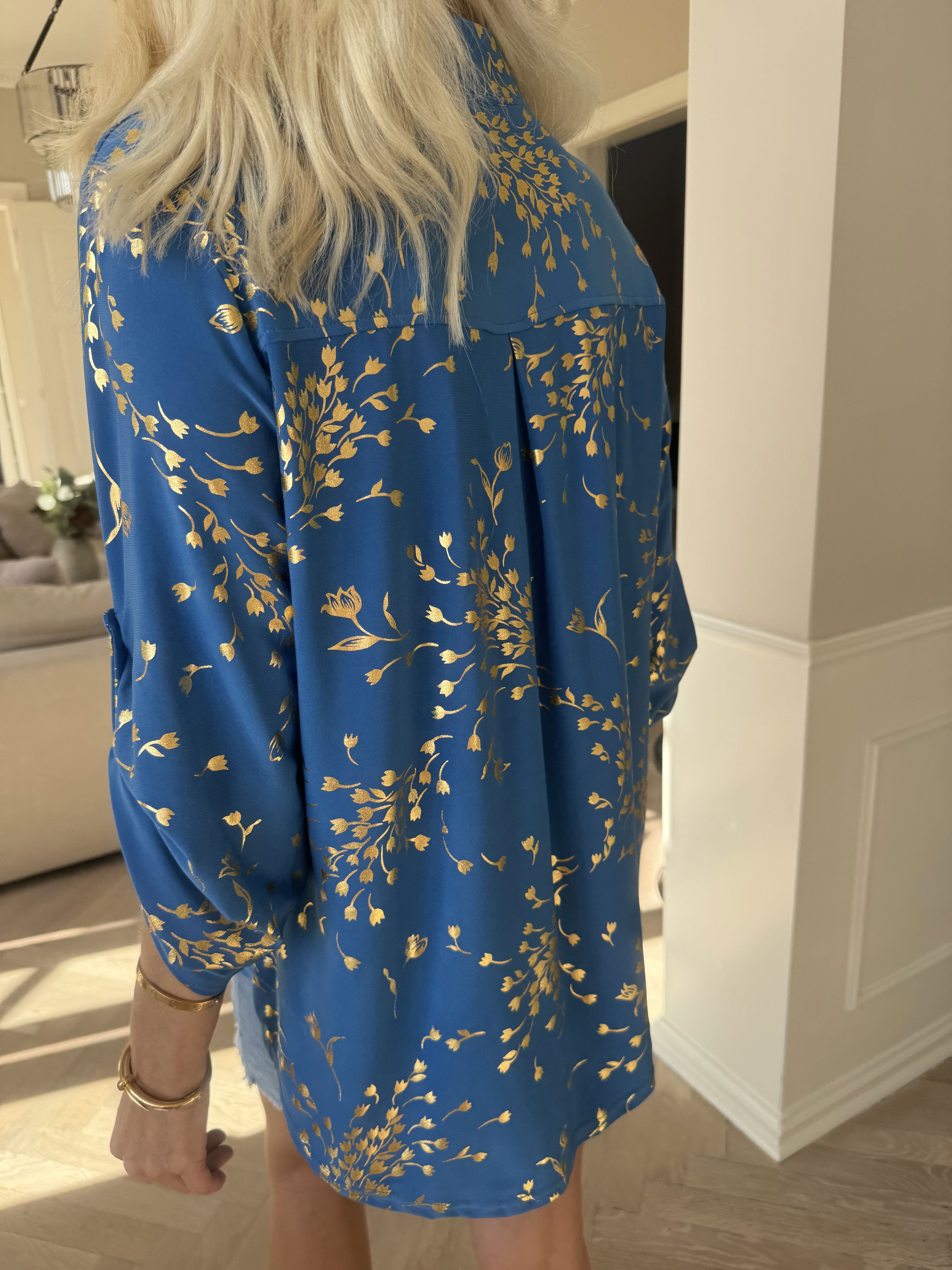 Ebba Gold Leaf Shirt - Elastisk blus mönstrad med bladguld