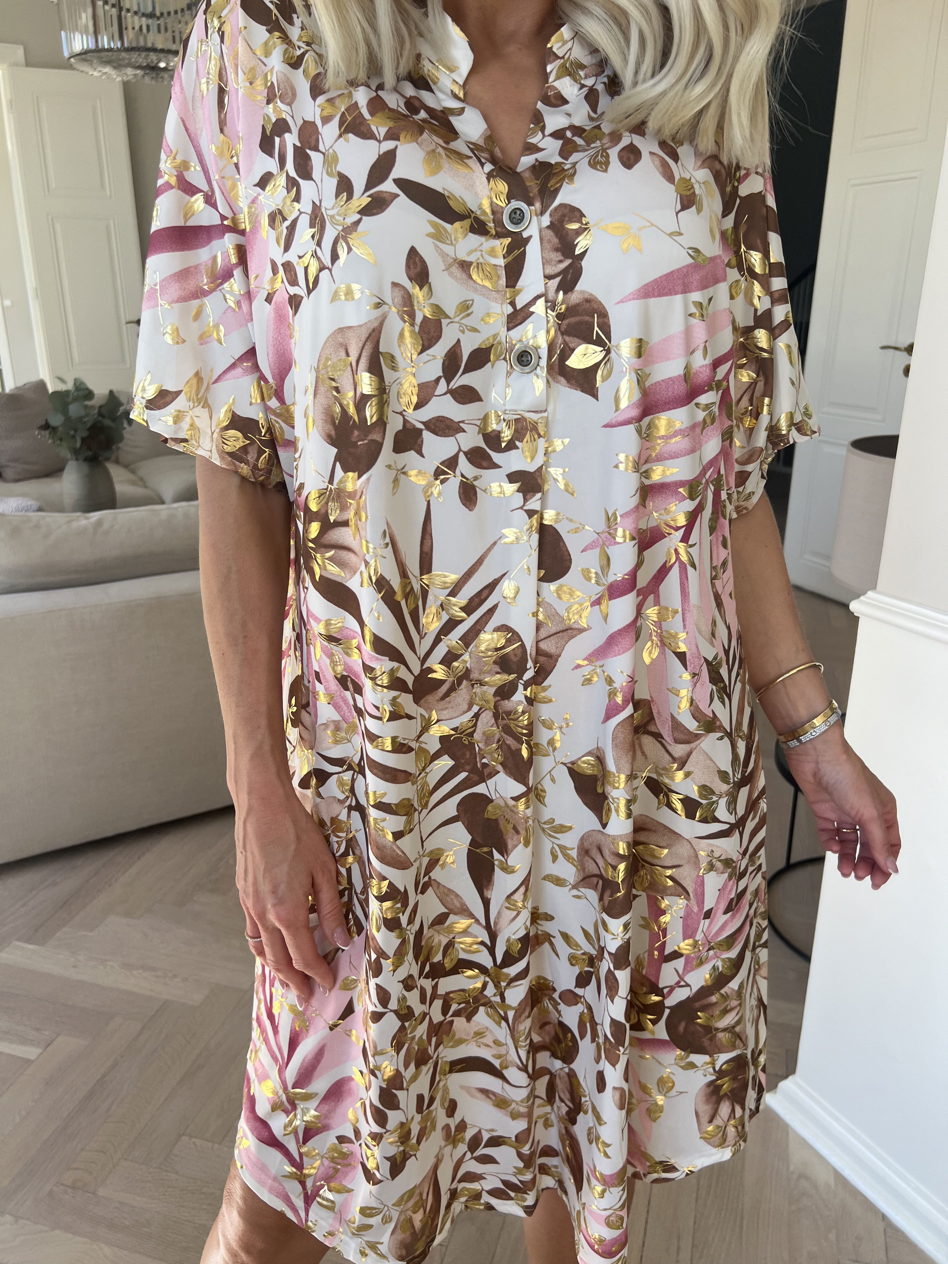 Ebba Gold Leaf Sleeveless - Skjortklänning i stretchigt tyg med bladtryck
