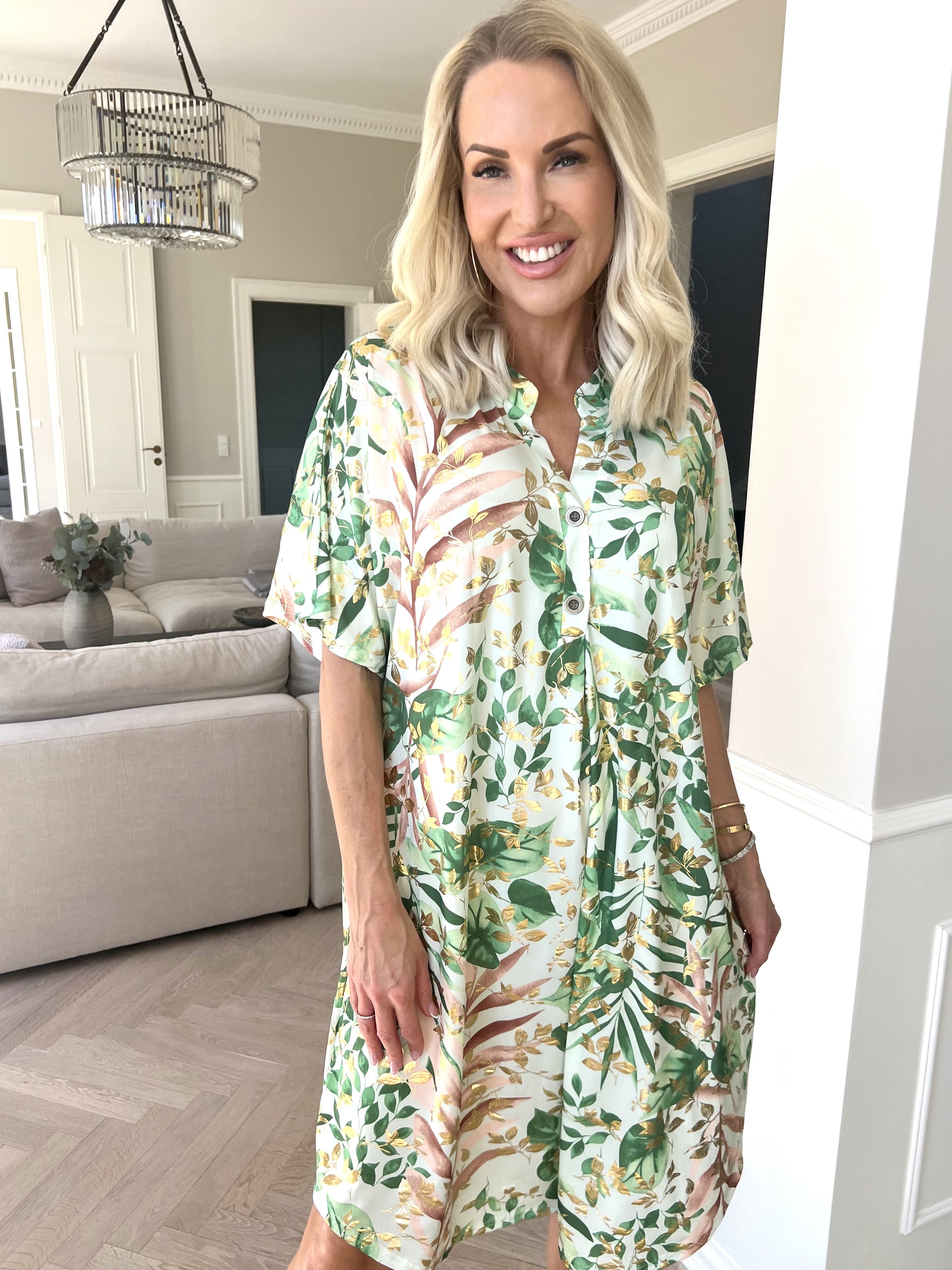 Ebba Gold Leaf Sleeveless - Skjortklänning i stretchigt tyg med bladtryck