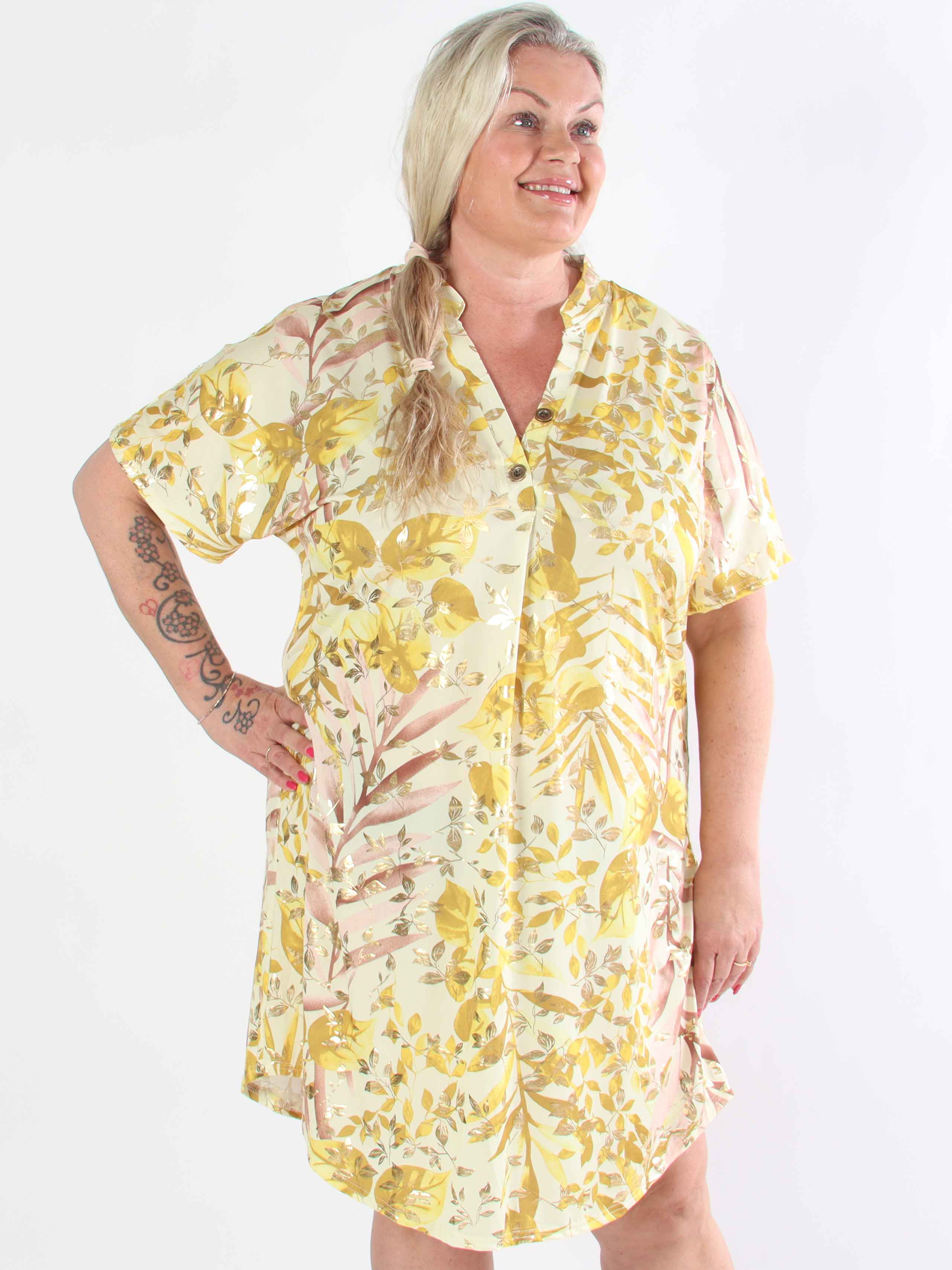 Ebba Gold Leaf Sleeveless - Plus size skjortklänning i stretchigt tyg med bladtryck