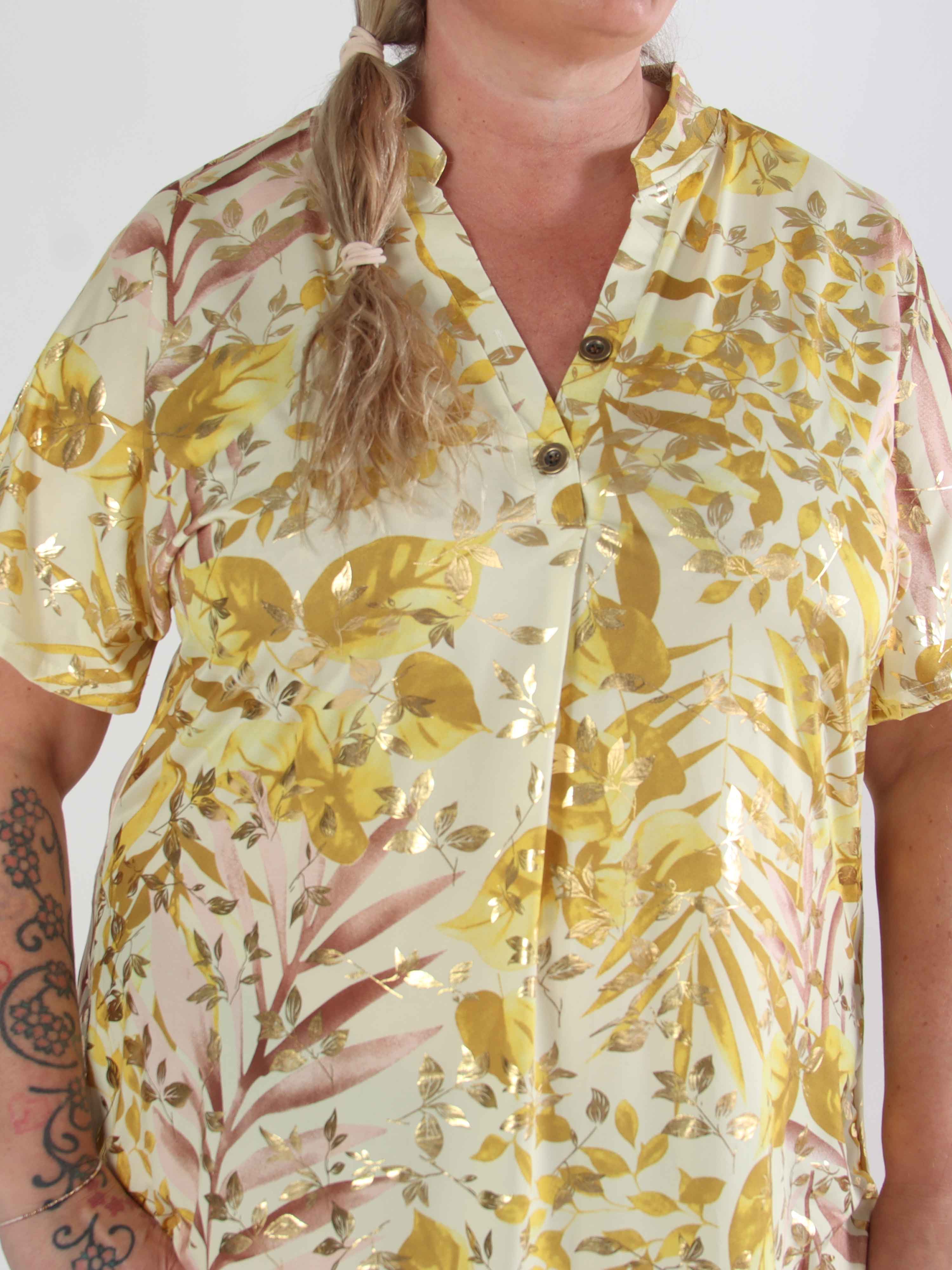 Ebba Gold Leaf Sleeveless - Plus size skjortklänning i stretchigt tyg med bladtryck