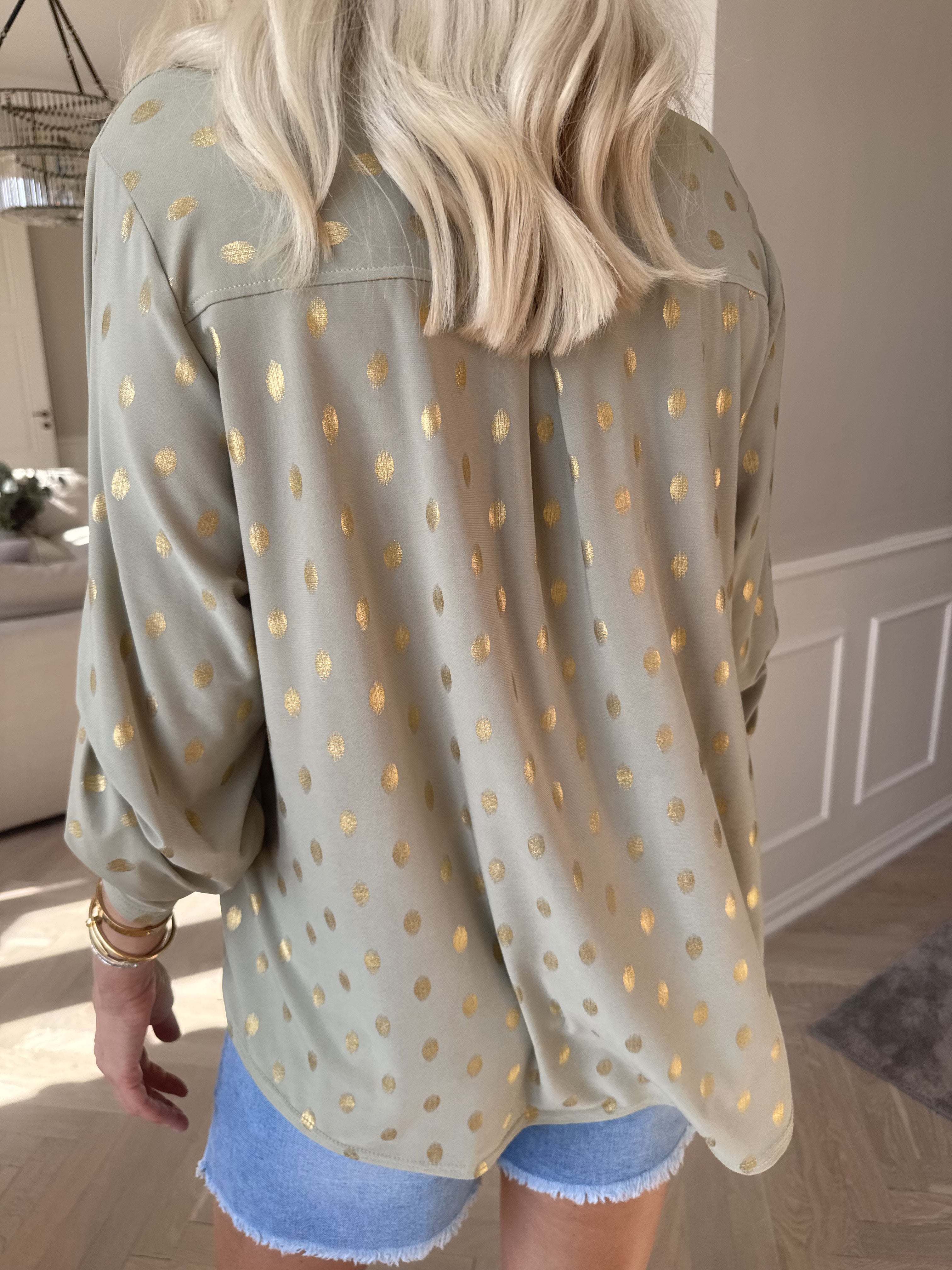 Ebba Gold Shirt - Elastisk blus med guld prickar