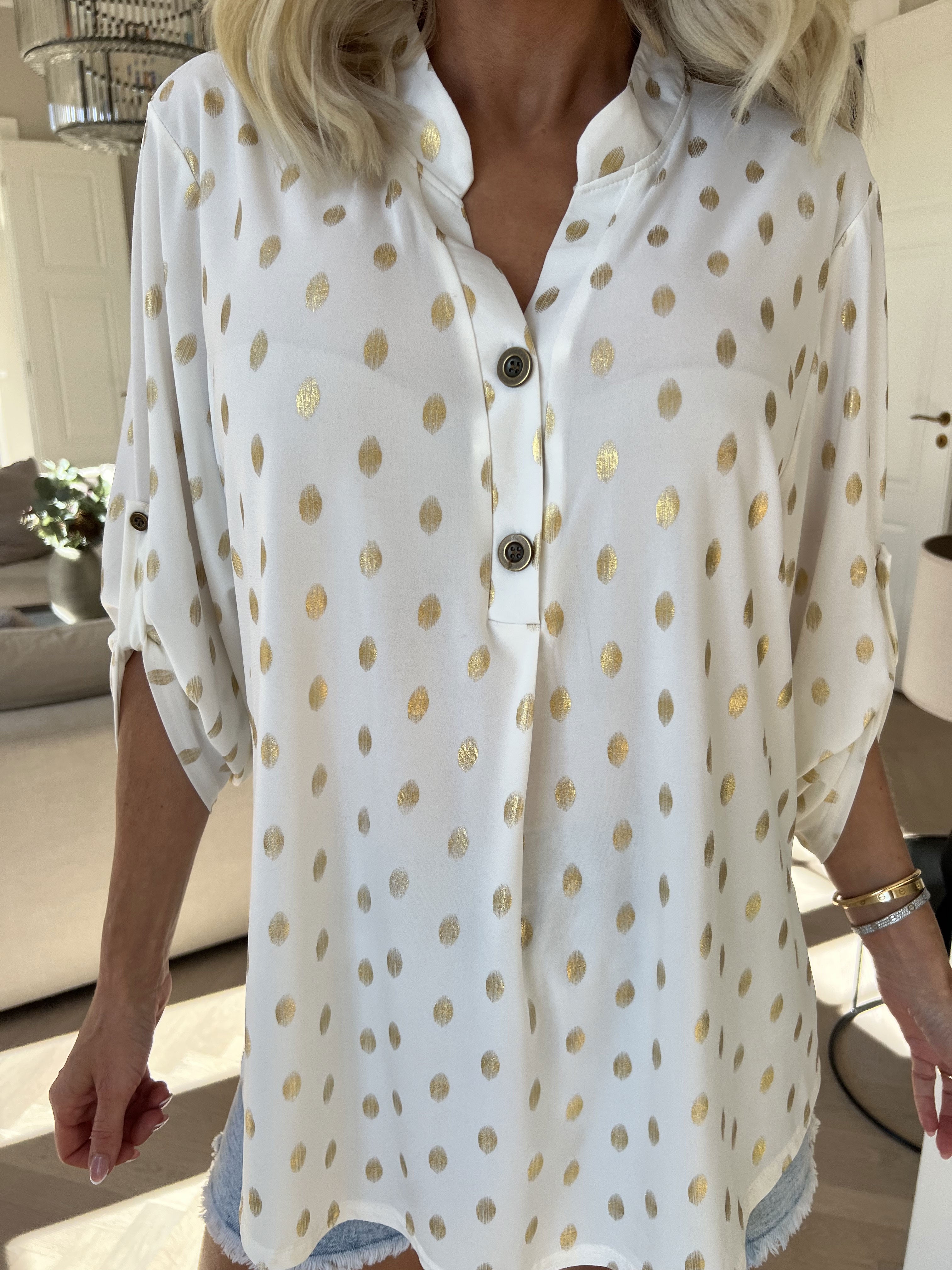 Ebba Gold Shirt - Elastisk blus med guld prickar