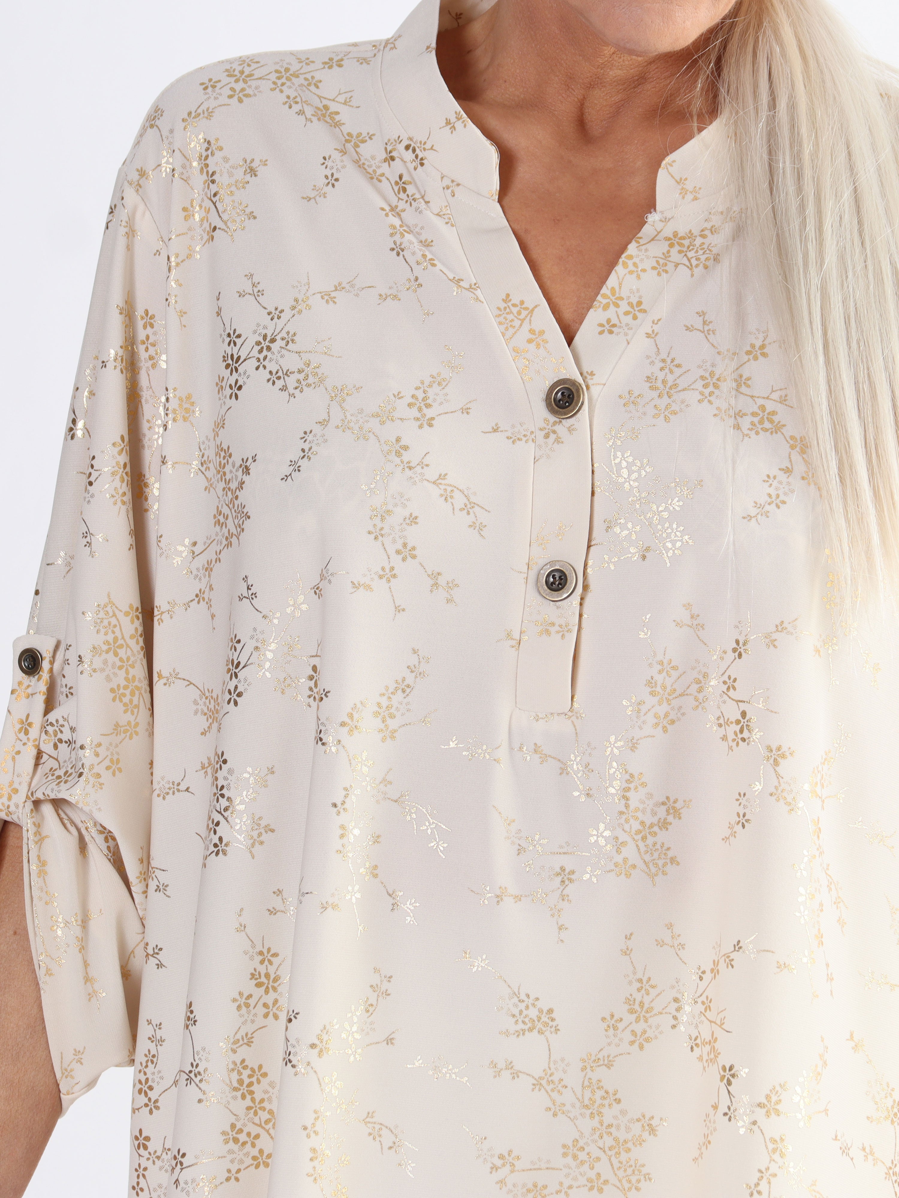 Ebba Gold - Söt plus size-blus i stretchigt tyg med gulddetaljer