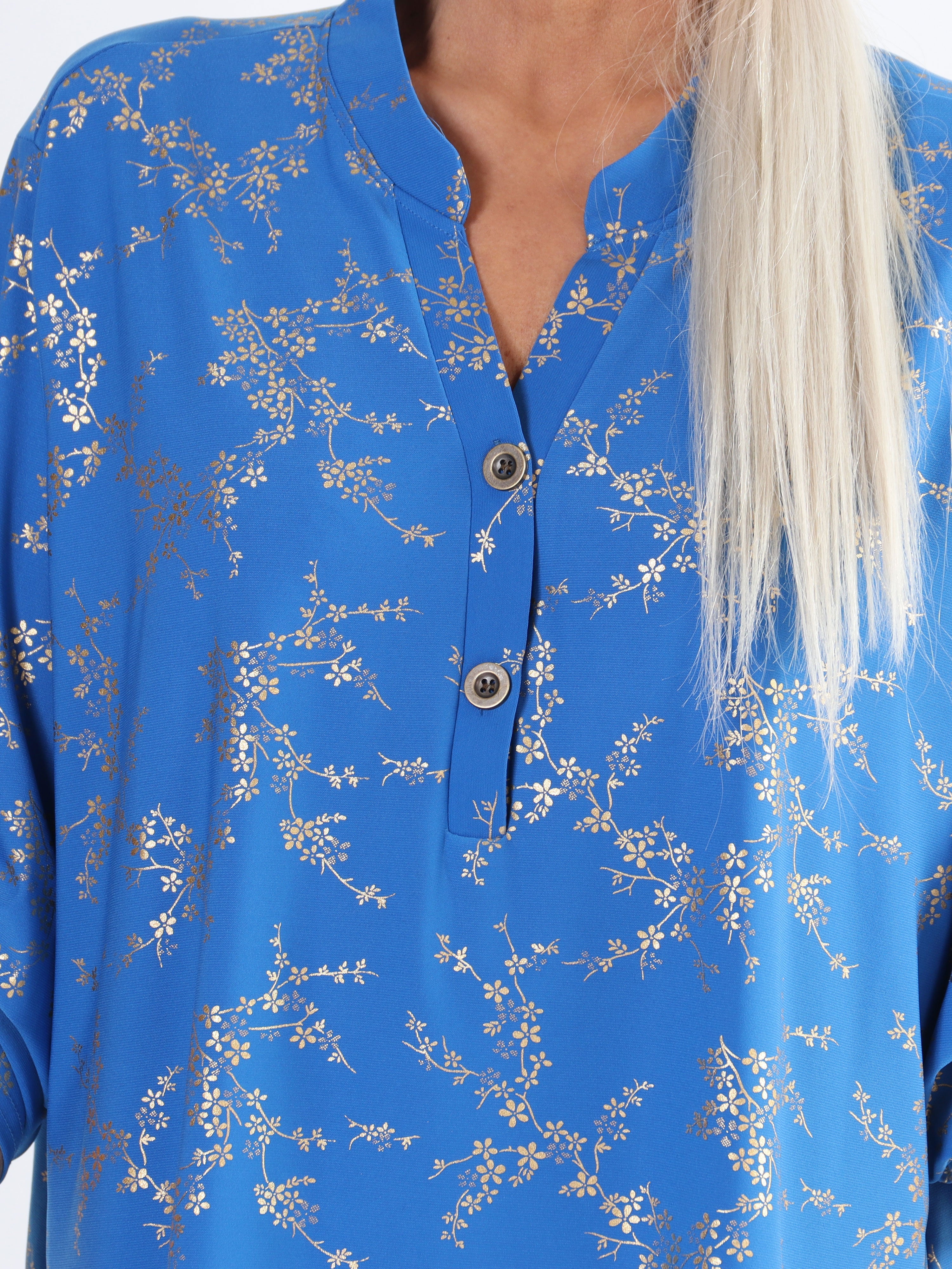 Ebba Gold - Söt plus size-blus i stretchigt tyg med gulddetaljer