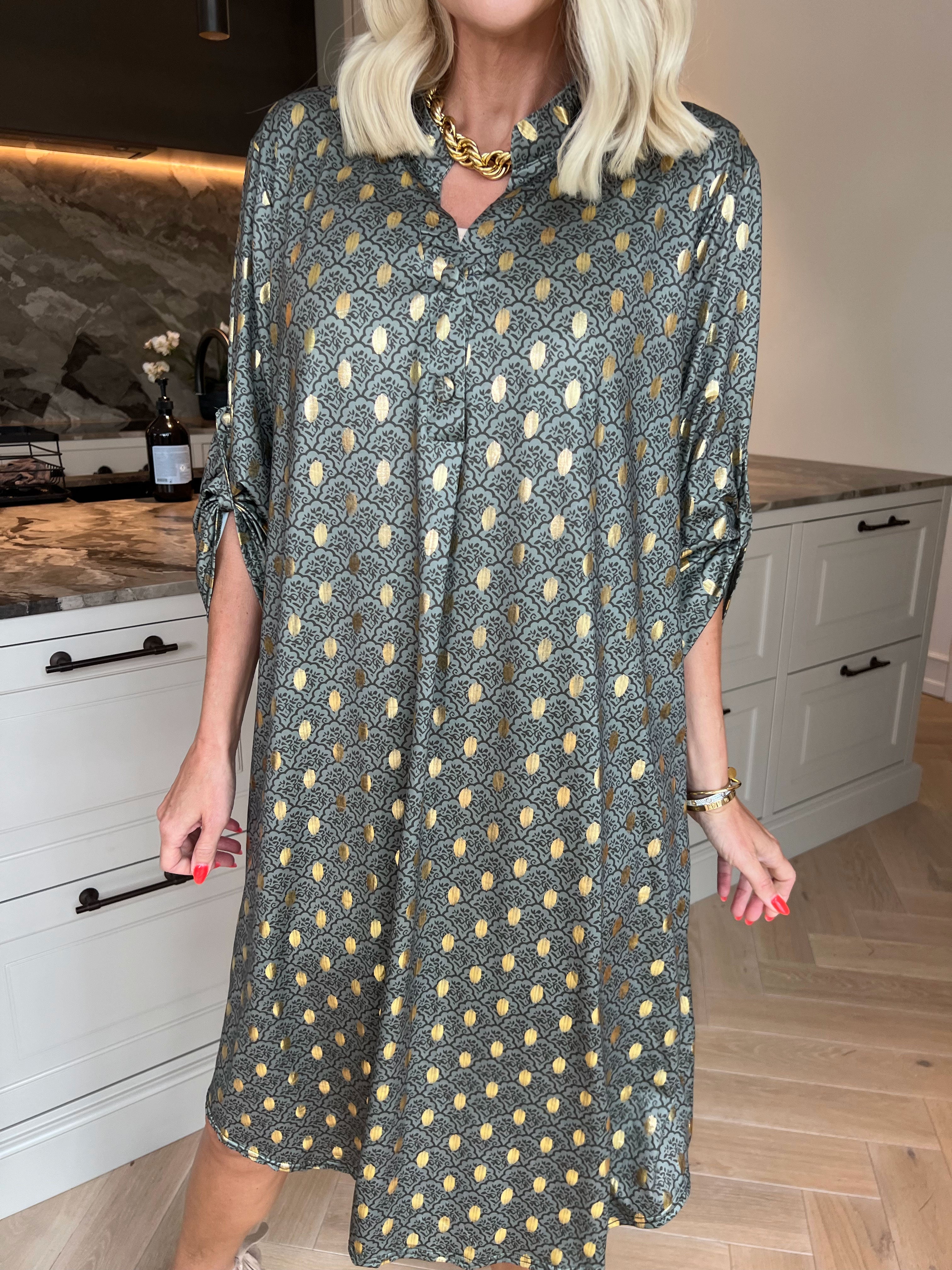 Ebba Marrakech - Elastisk kjole med fint mønster og guld dutter