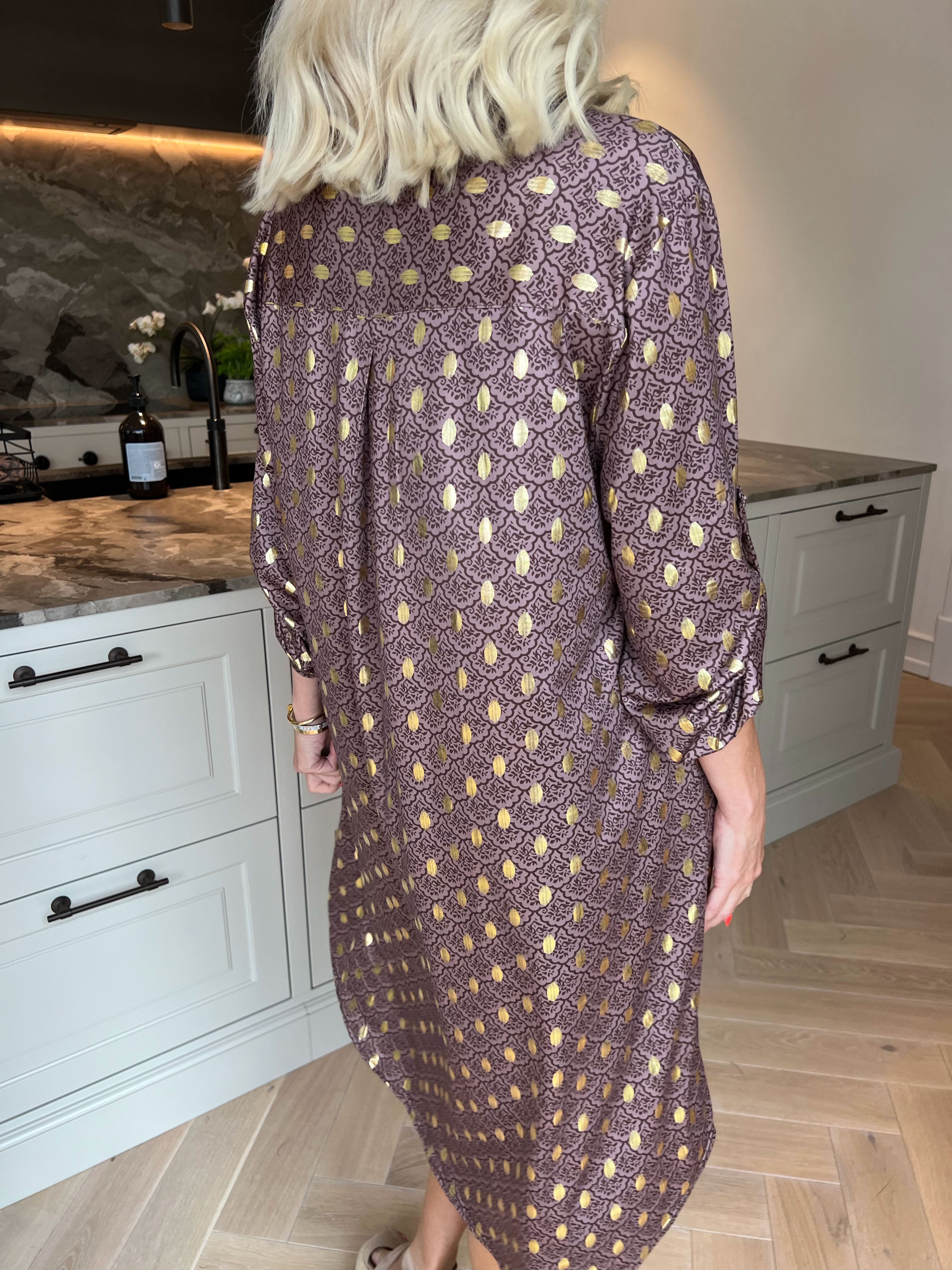 Ebba Marrakech - Elastisk kjole med fint mønster og guld dutter