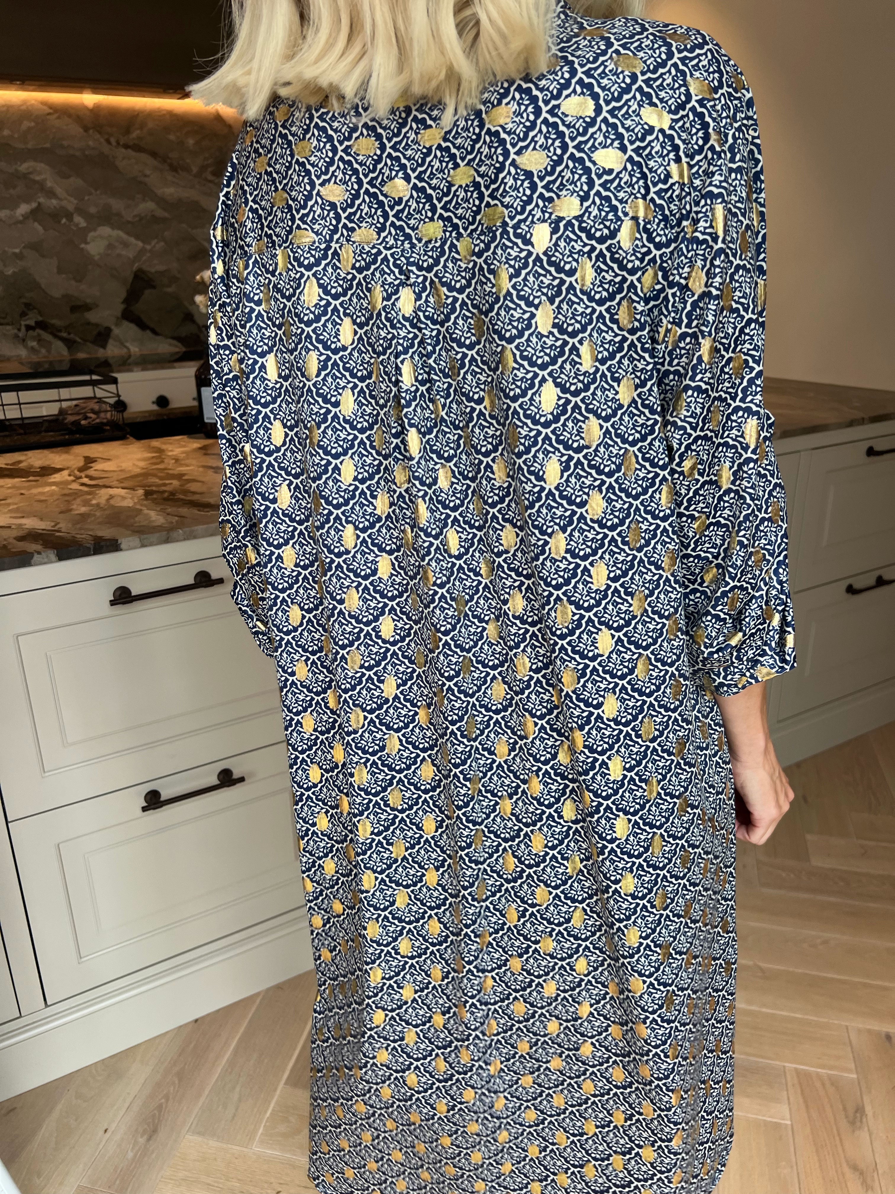 Ebba Marrakech - Elastisk kjole med fint mønster og guld dutter