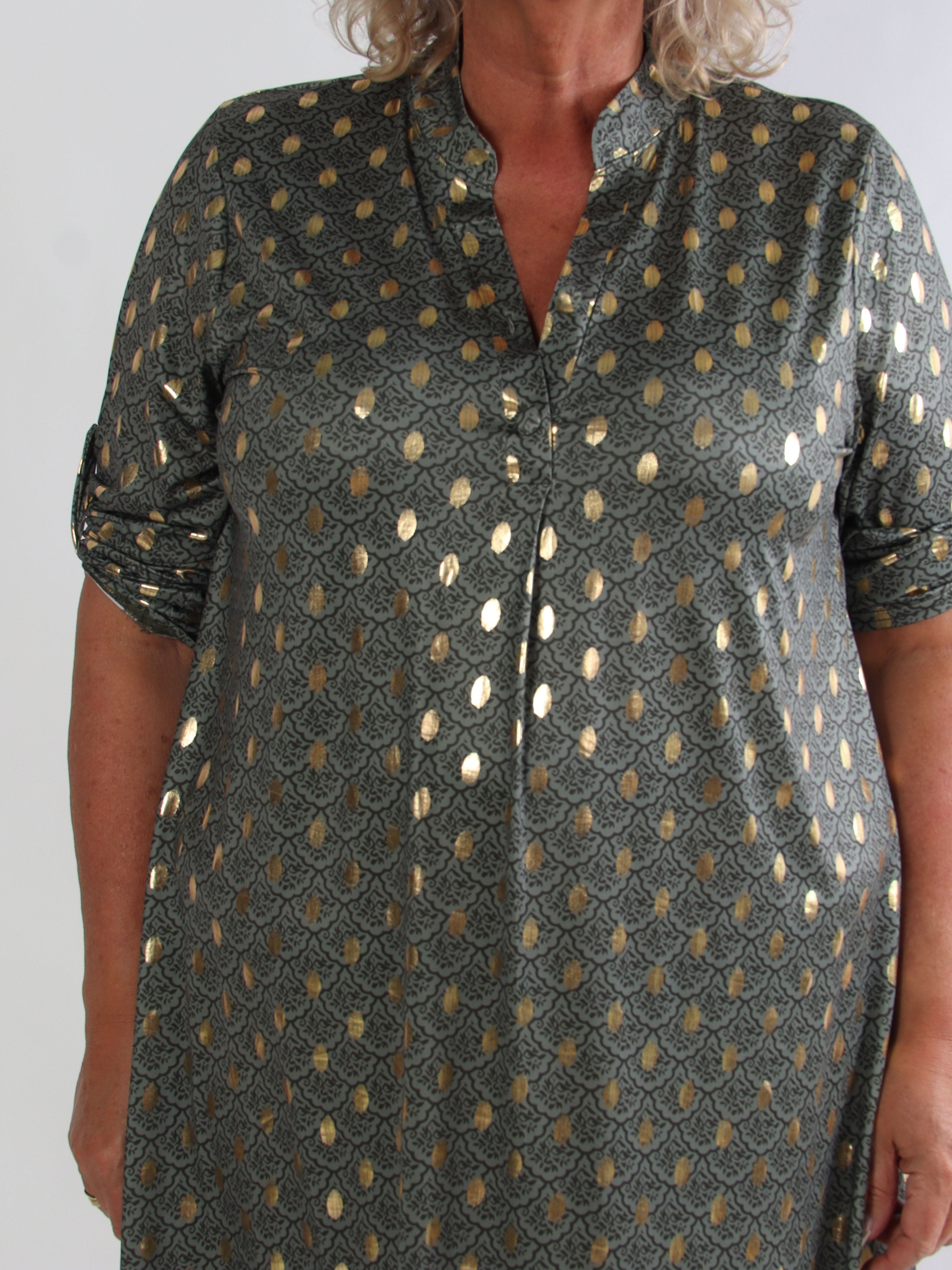 Ebba Marrakech - Elastisk plus size kjole med fint mønster og guld dutter