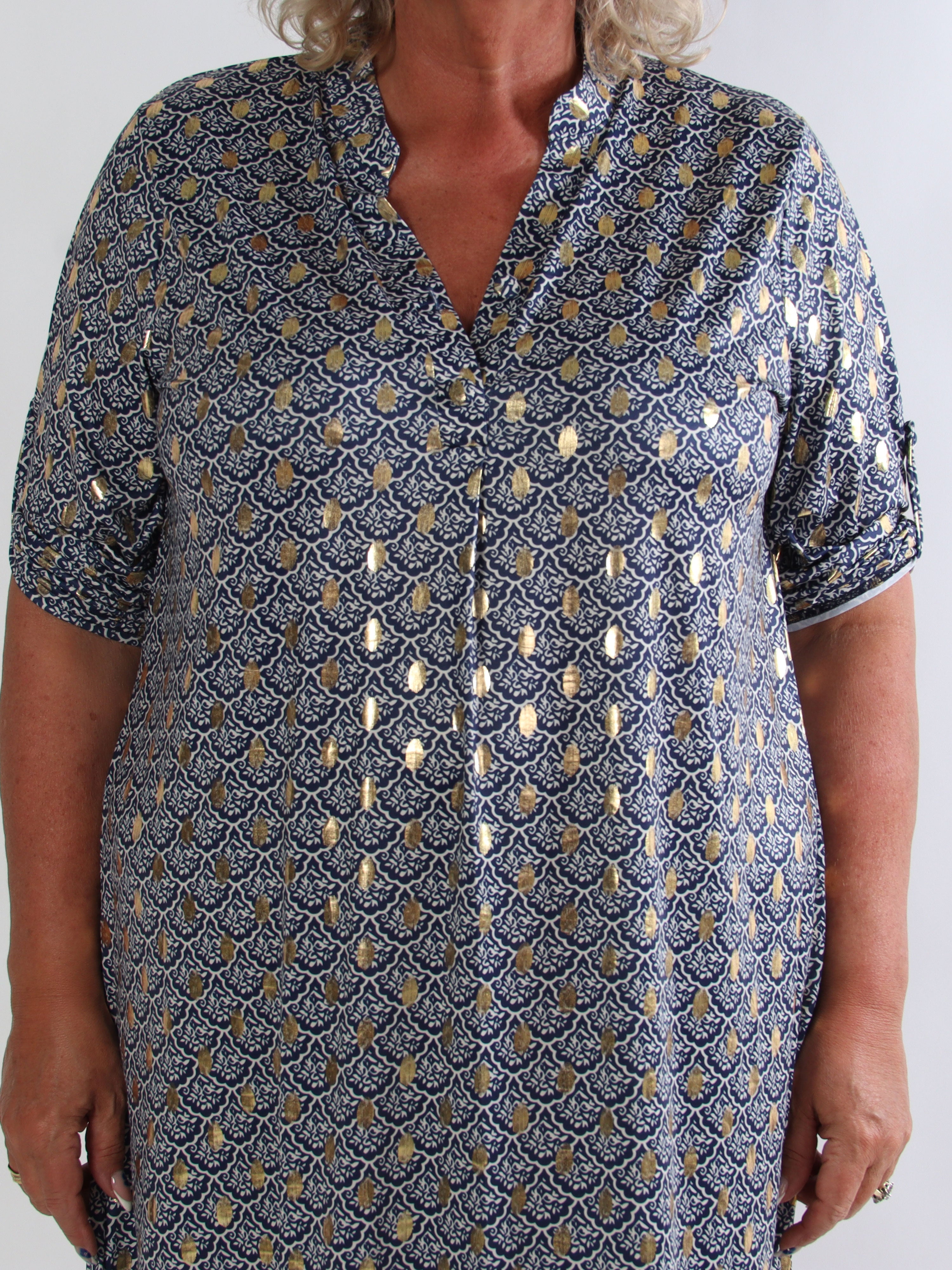 Ebba Marrakech - Elastisk plus size kjole med fint mønster og guld dutter
