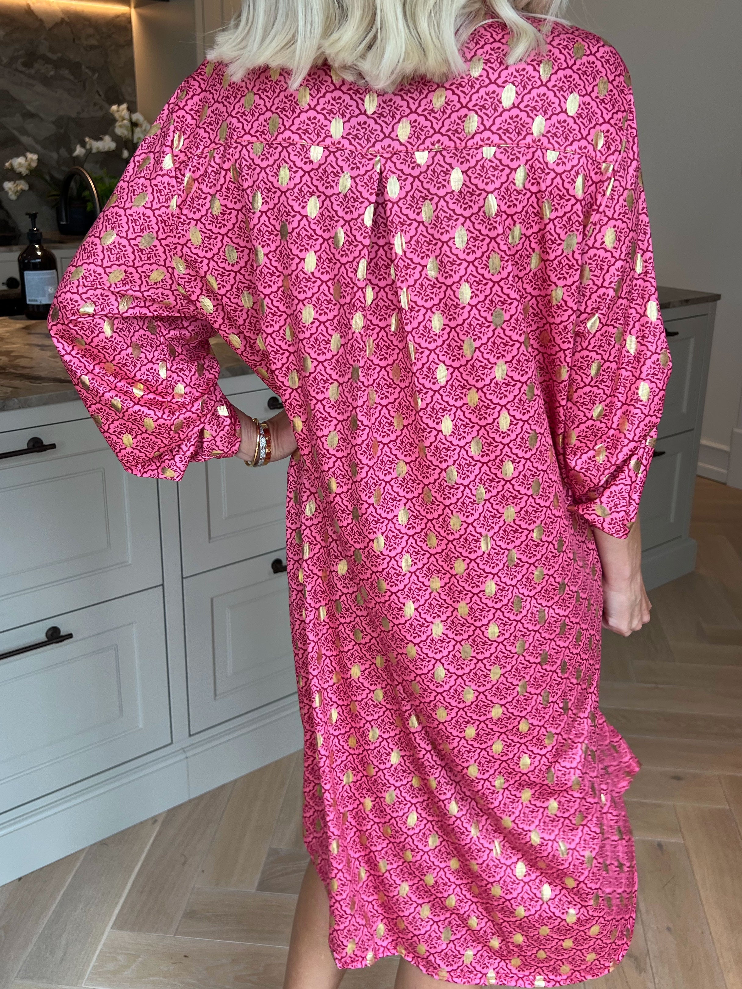 Ebba Marrakech - Elastisk kjole med fint mønster og guld dutter